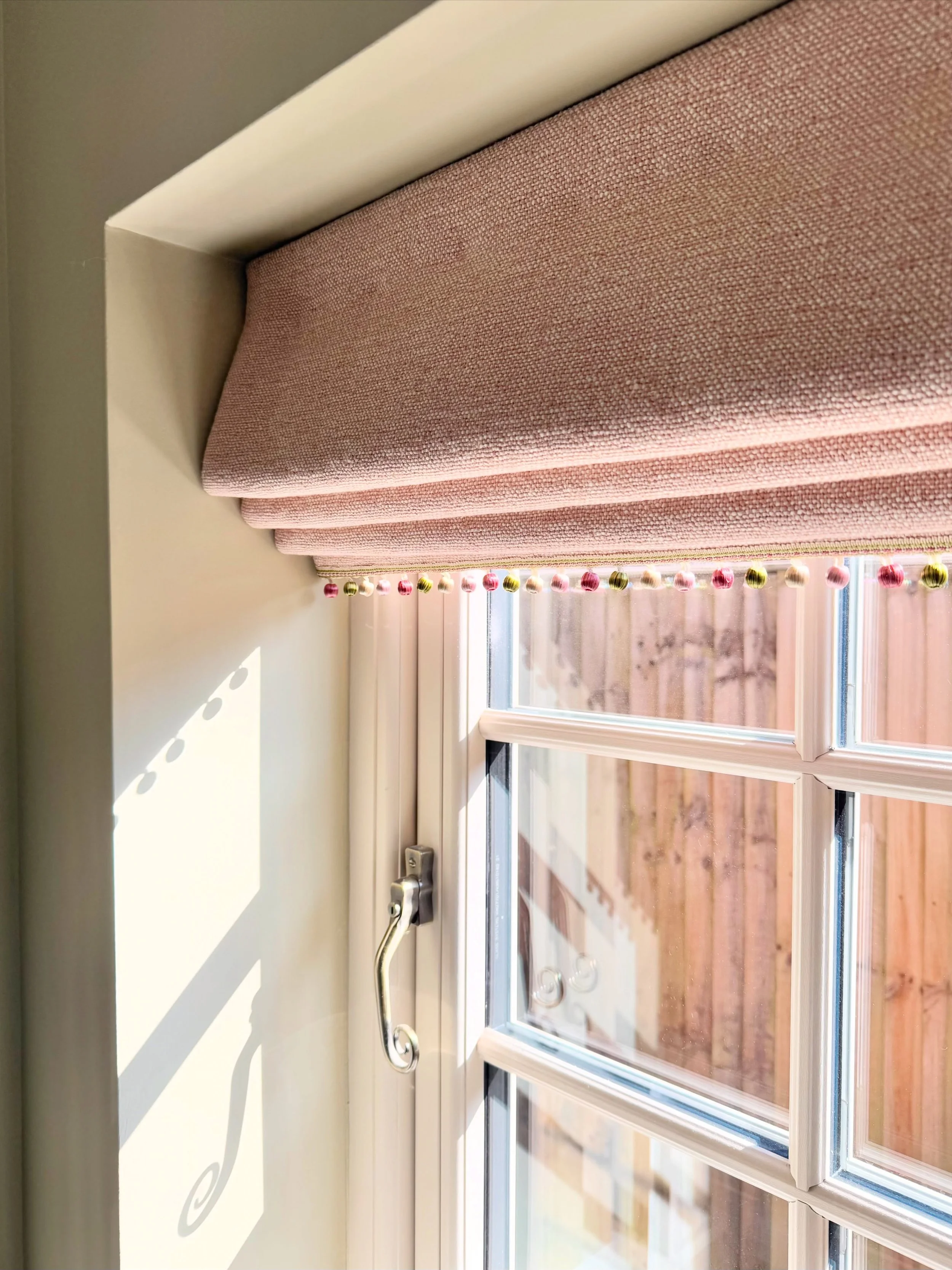 These hand interlined Roman blinds made the perfect finishing touch for our client&rsquo;s stunning kitchen, intricately handcrafted by our talented seamstress Gemma 🌷🌿

We used our lightest interlining to minimise bulk while still providing insula