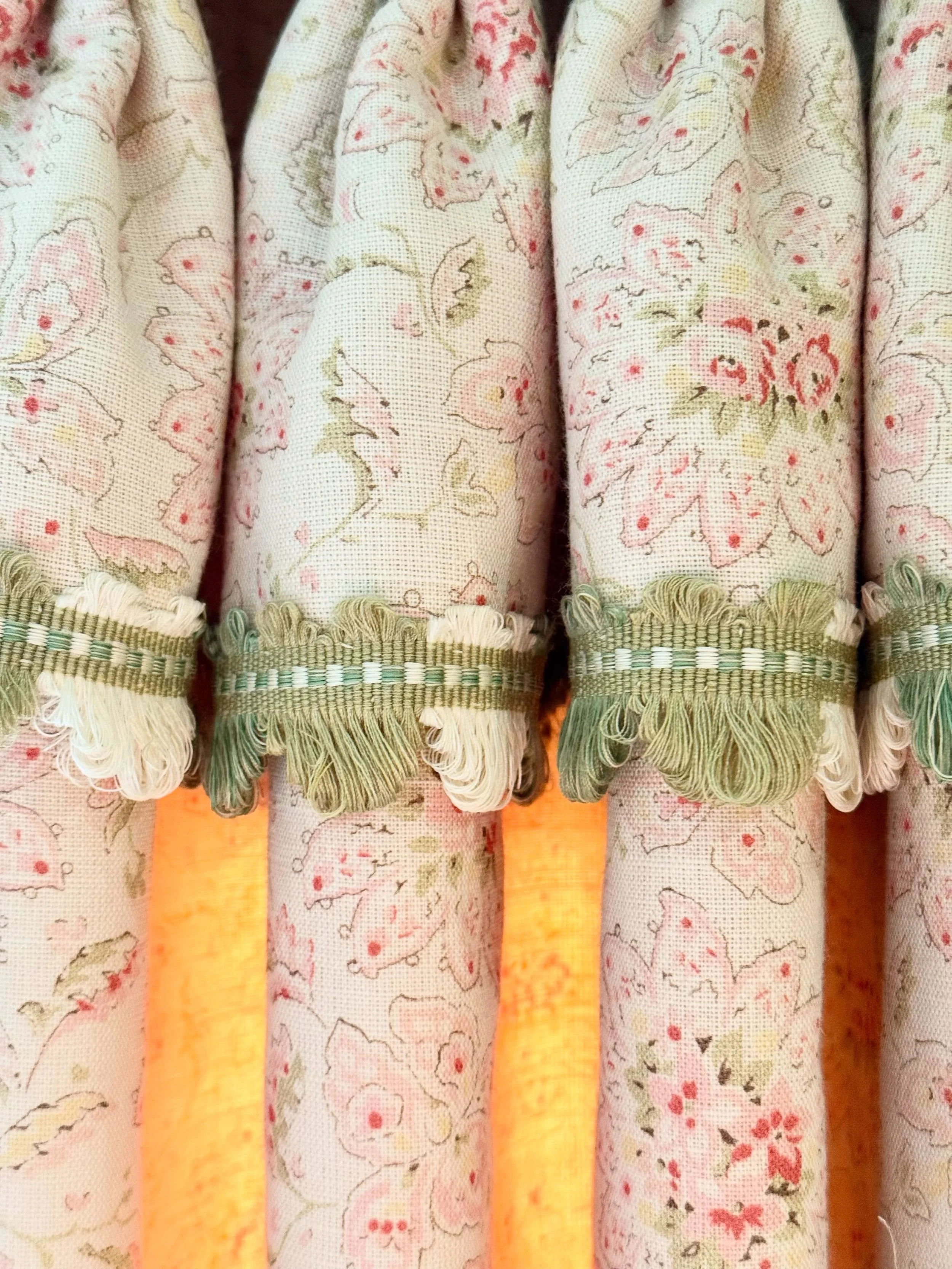 A beautiful pair of our bespoke hand interlined curtains, perfectly framing the rural views from our client&rsquo;s landing window 🌷🪡

Made up in fabric by @sarahhardaker and featuring a delicately handcrafted triple pleat heading and self valance,