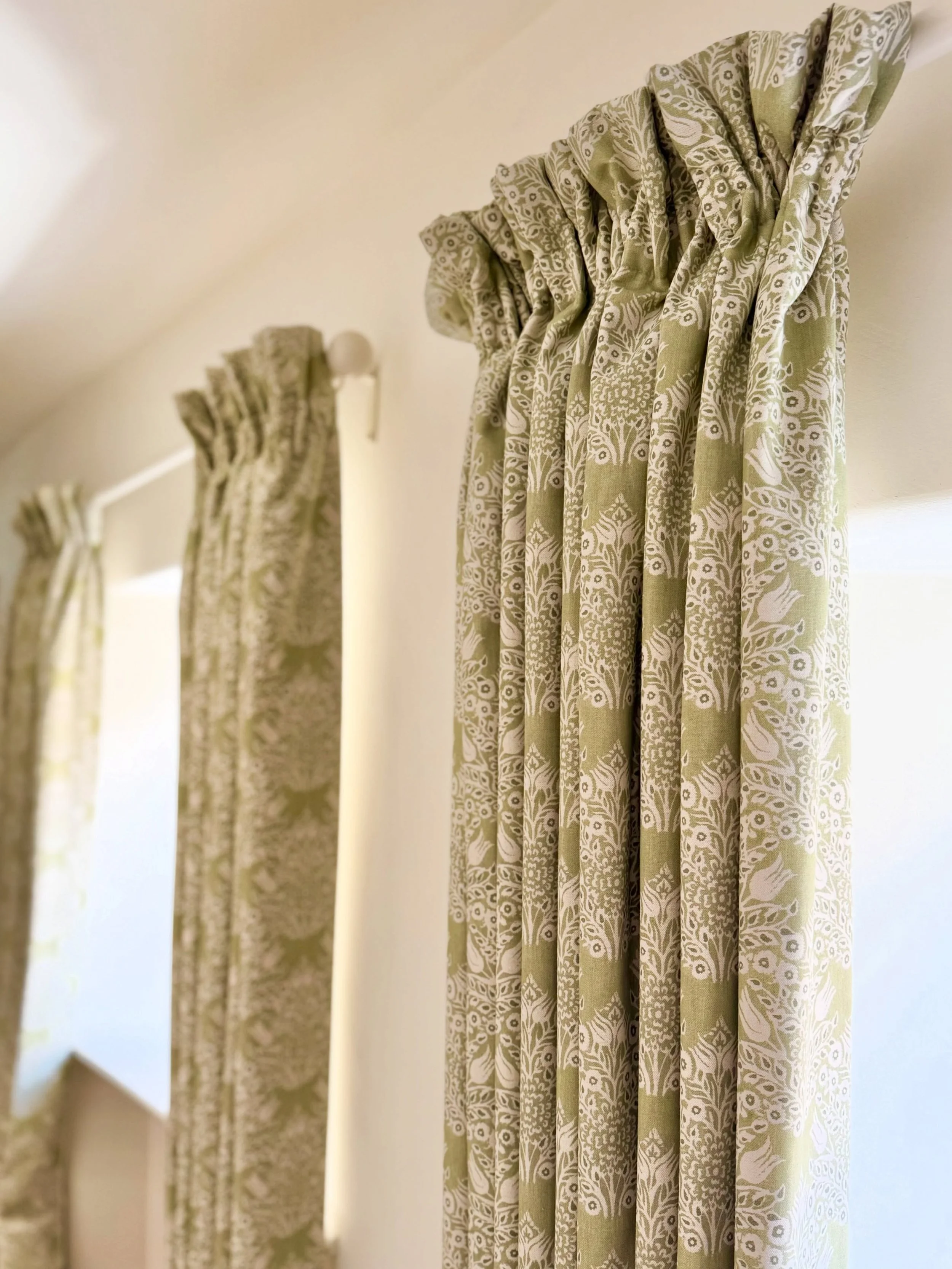 A botanical dream for our client&rsquo;s landing and adjoining bathroom; featuring our bespoke hand interlined curtains with a gather tape heading and ruffle stand up, and our hand interlined Roman blinds with return ears 🪡🌱

A perfect finishing to