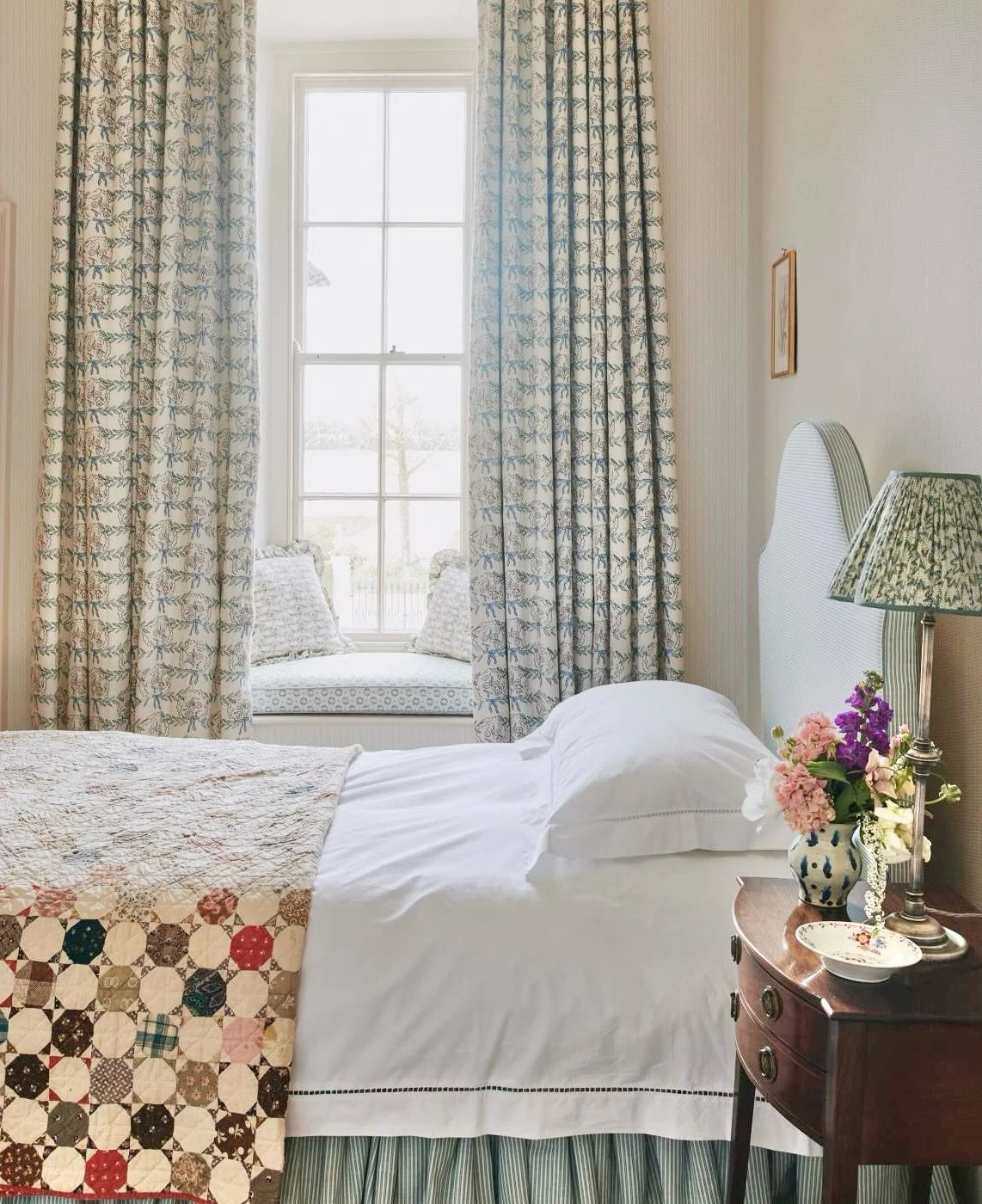 Another beautifully designed room we had the pleasure of working on with @carlosgarciainteriors - featuring our bespoke hand interlined curtains and gathered bed valance 🪡✨

#bespokesoftfurnishings #handcrafted #handmadesoftfurnishings  #handmadecur