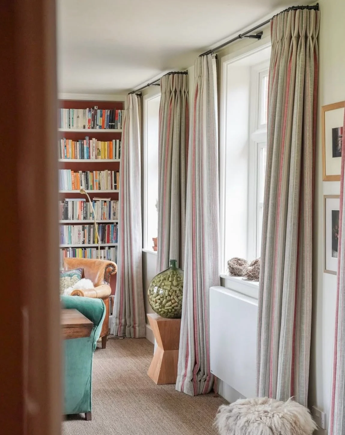 The timeless Porth Stripe by @colefaxandfowler made up into our bespoke, hand interlined, double pleat headed curtains for our client&rsquo;s divinely cosy living room 🪡🕯️

Featuring @cameron_fuller_limited French Poles in Graphite ✨

#bespokecurta
