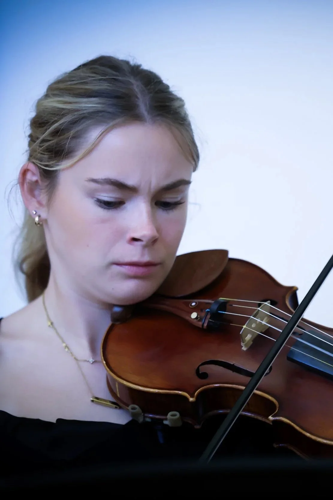 Image of Celine Ostermeyer playing the Violin