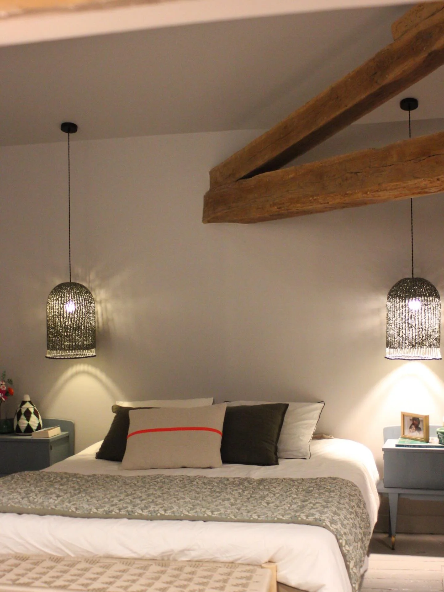 Une des chambres, accompagn&eacute;e de sa salle de bain privative 🛁

#renovation #evenement #toulouse #famille #mariage