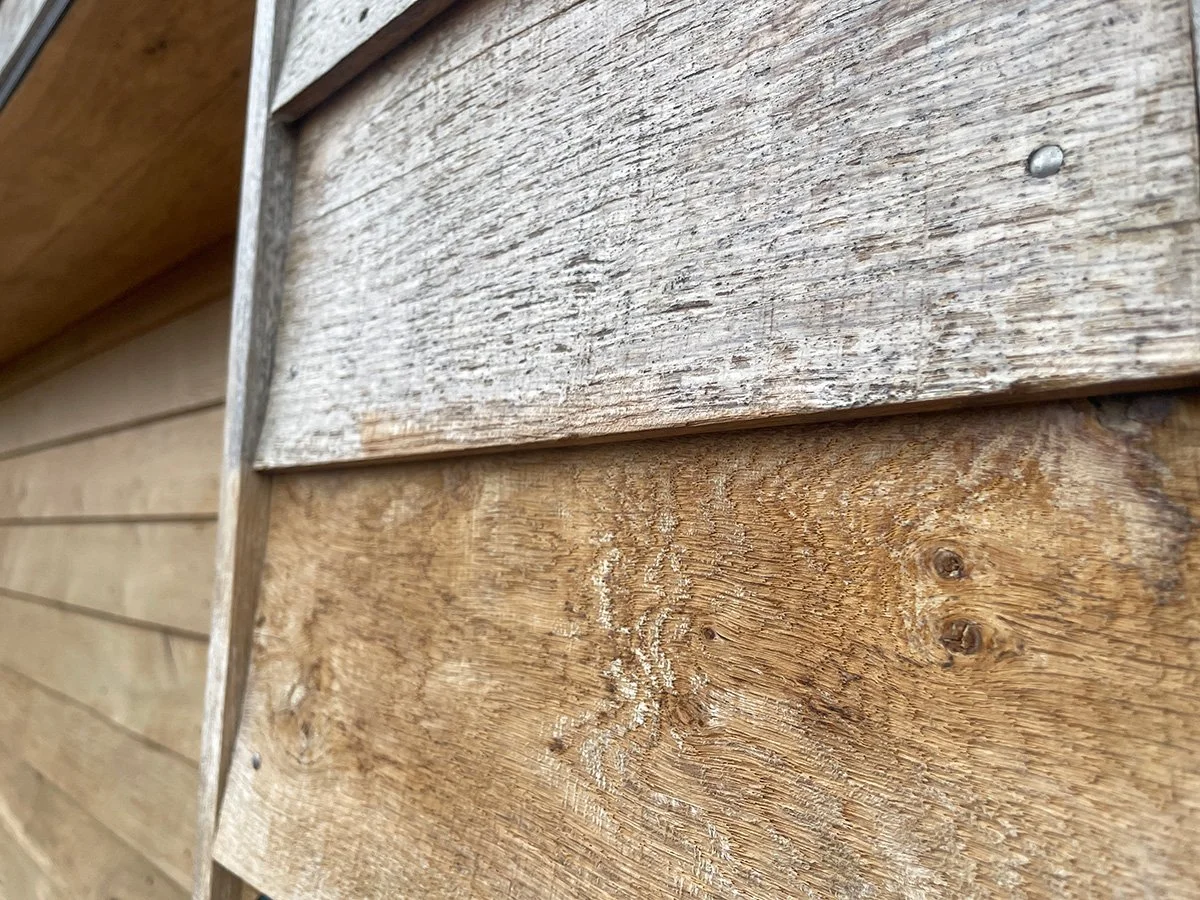 Hoe krijg je vergrijsd hout weer mooi? Wij zochten het voor u uit.  