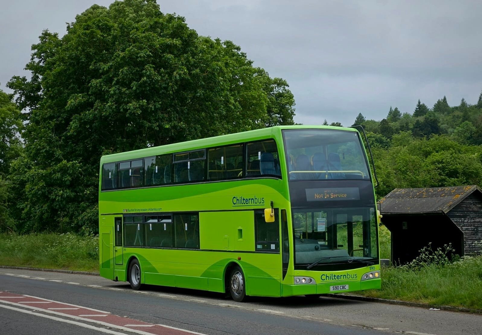 Oranssi carpenter using bench saw