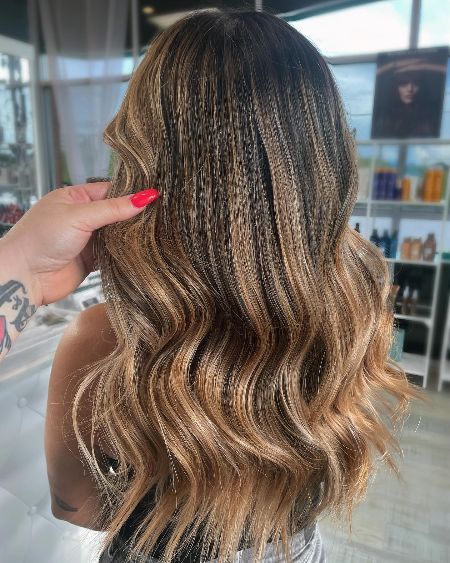 𝘎𝘖𝘓𝘋𝘌𝘕 𝘏𝘖𝘜𝘙 𝘎𝘓𝘖𝘞 🌅

@hairordye.m 

#hairoftheday #golden #blondebalayage #instagood #blowout #waves #redkenready #balayage #honey #wella #hairstylist #licensedtocreate #beautylaunchpad #redkenshadeseq #modernsalon #hairinspo #hairpaint