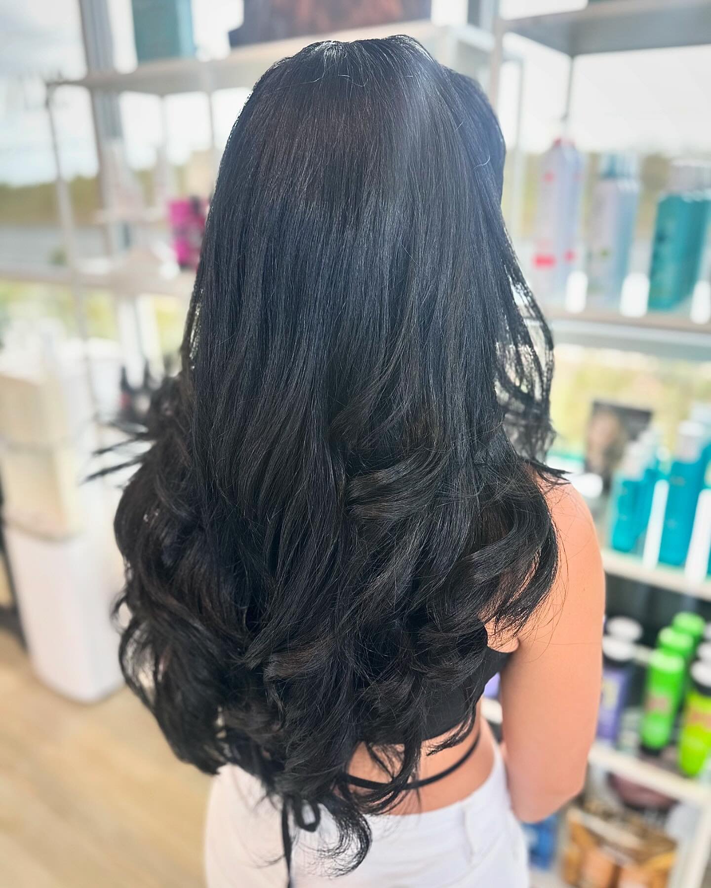𝔀𝓮𝓵𝓬𝓸𝓶𝓮 𝓽𝓸 𝓽𝓱𝓮 𝓭𝓪𝓻𝓴 𝓼𝓲𝓭𝓮 🖤

@bellezadesing.by.carianisyt 

#blackhair #redken #haircut #curls #behindthechair  #olaplex #clermontstylist #hairlife #salon #hairinspiration #curlyhair #instahair #hotonbeauty #redkenready #hairgoals