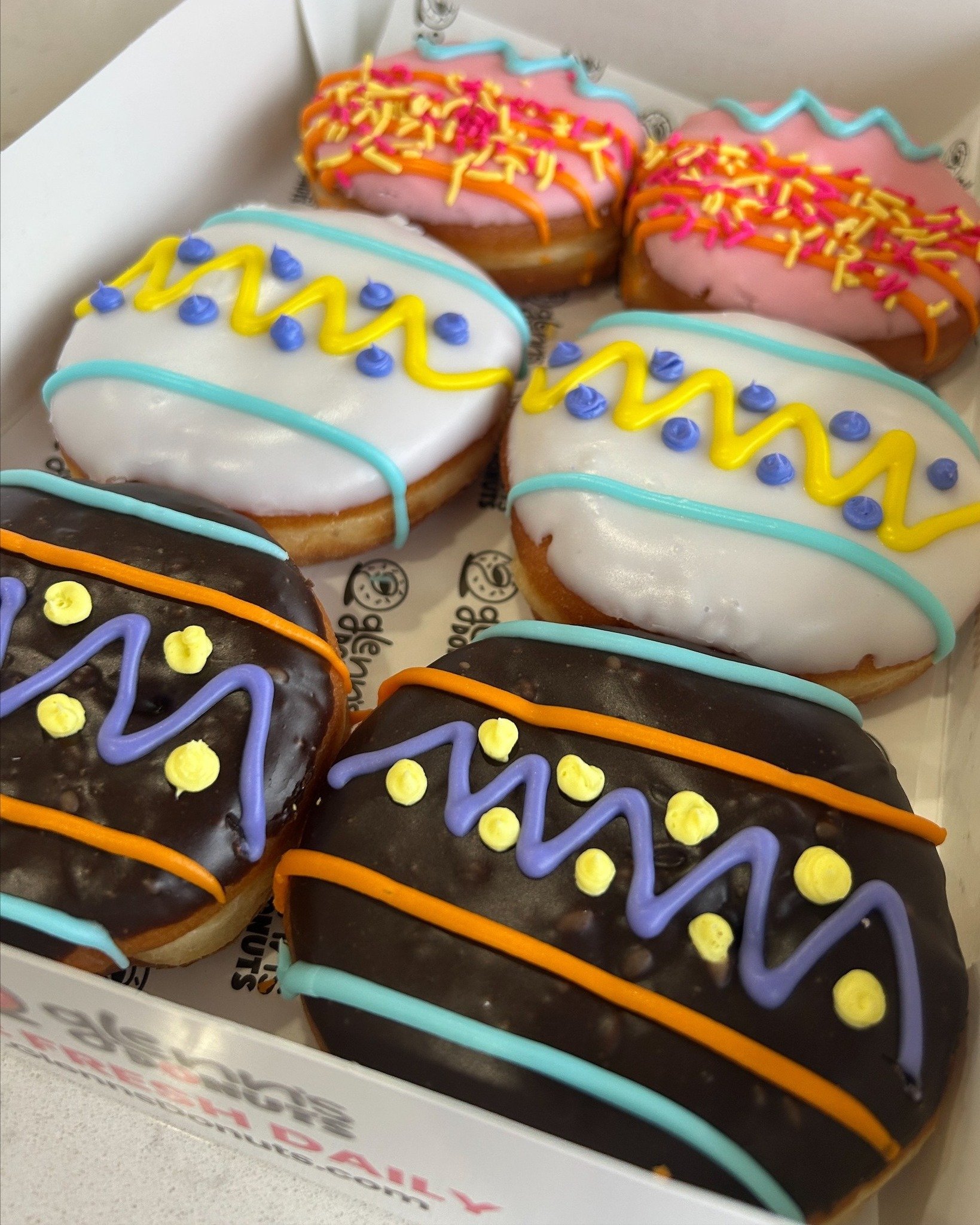 No need to hunt for the best Easter sweets and treats! 🐰🐣

Our special Easter-themed donuts, cakes &amp; cupcakes make for the perfect dessert, and they&rsquo;re now available for pick up. Come in and grab a box or call by the end of the day on Thu