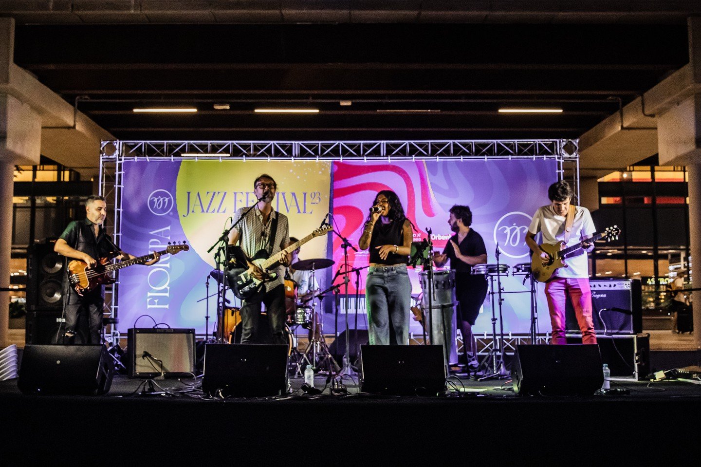 J&aacute; deu saudades... @tijuquerafloripagroove encerrou a primeira noite do FJF23, pela primeira vez no festival a banda lend&aacute;ria de Floripa encantou o p&uacute;blico com sua nova forma&ccedil;&atilde;o e novas roupagens para alguns hinos d