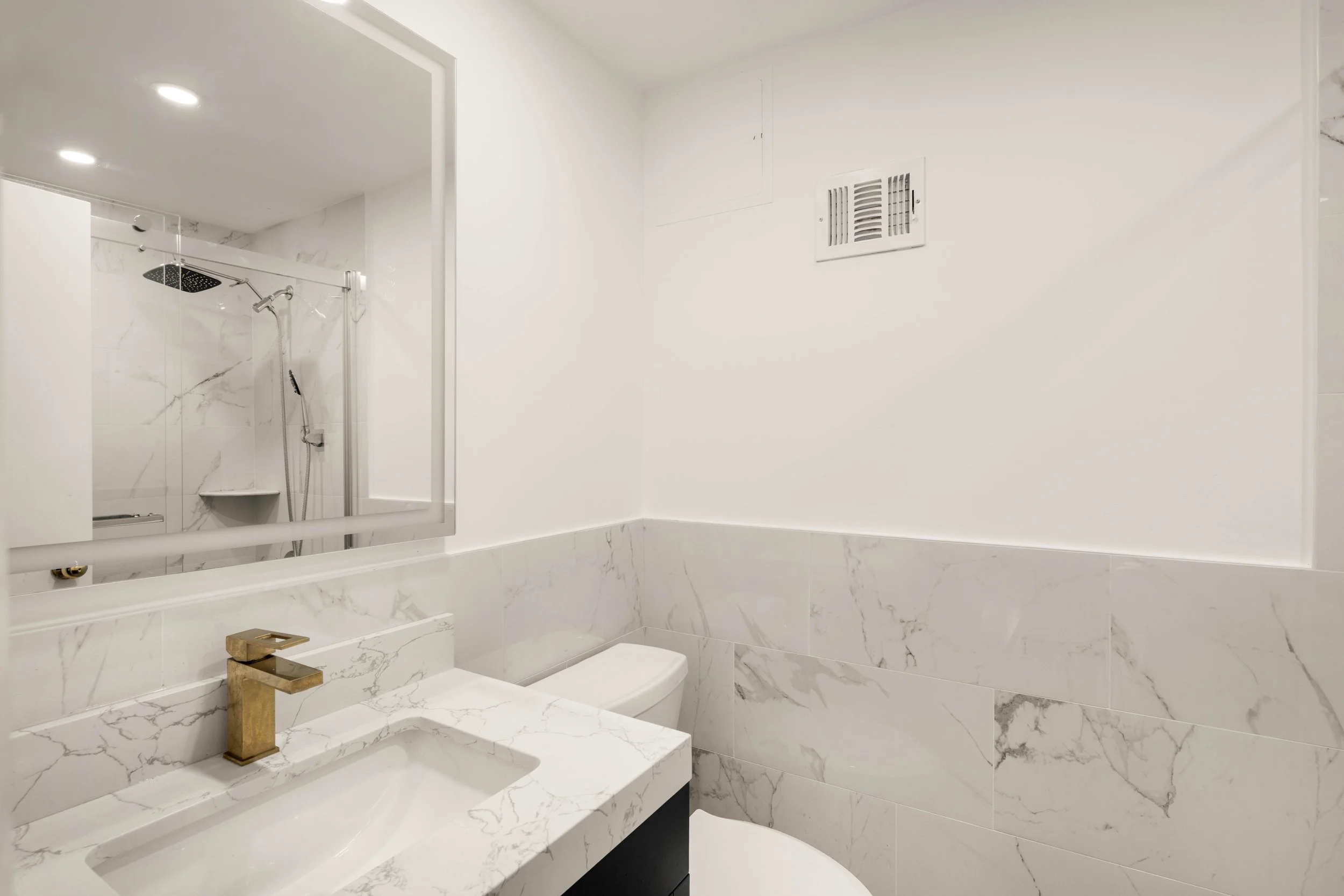 11. Ensuite Bath.JPG