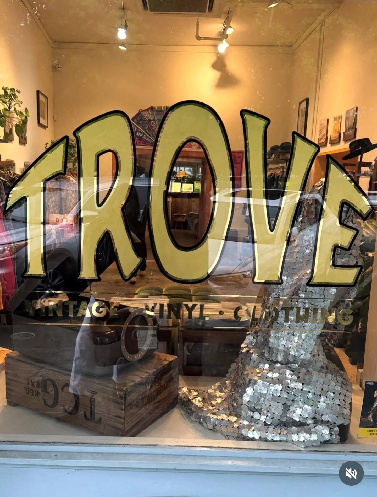 photo by @rootsanbranches
gold leaf signage by @johndoziersigns