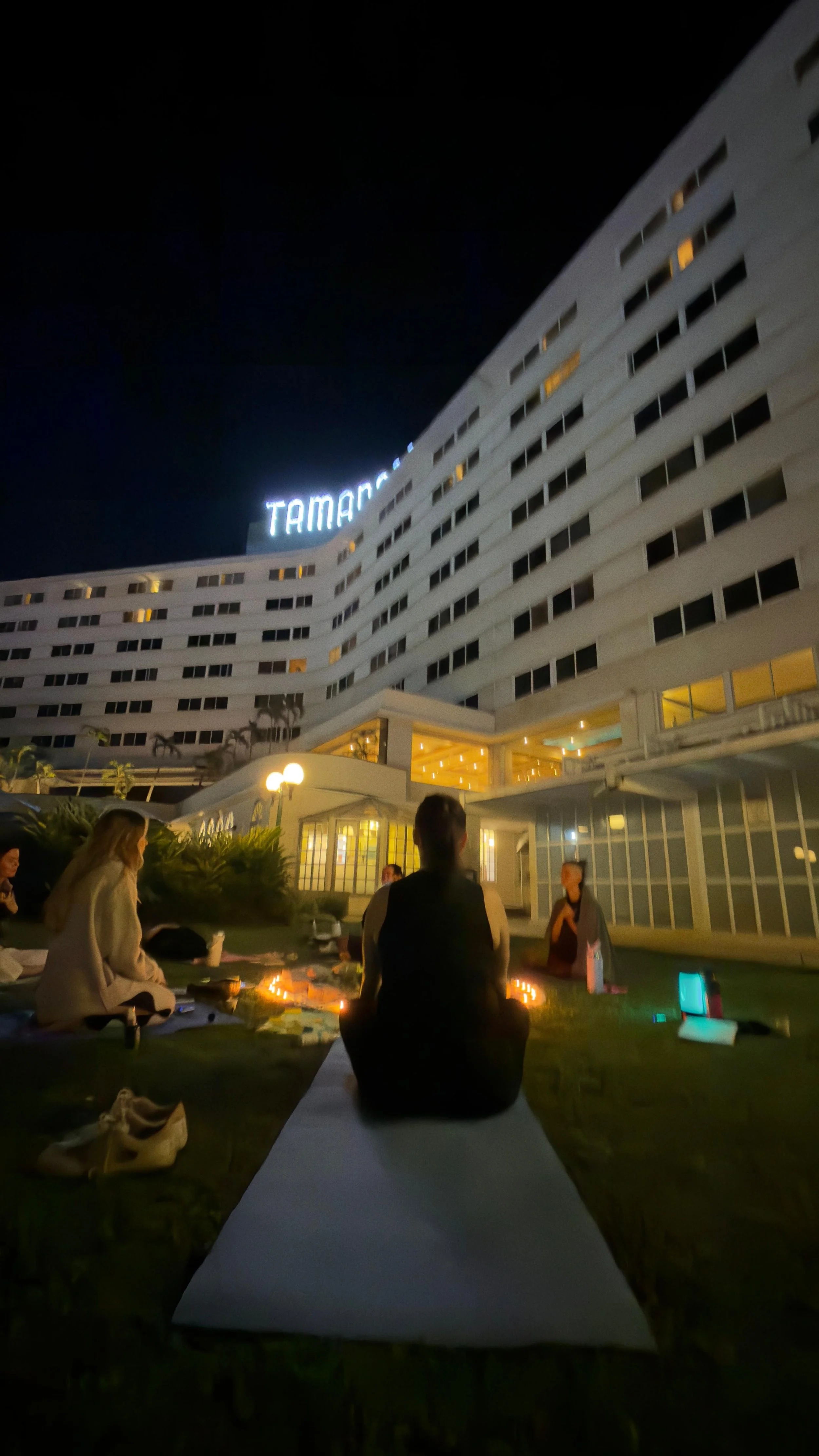Círculo de mujeres meditando
