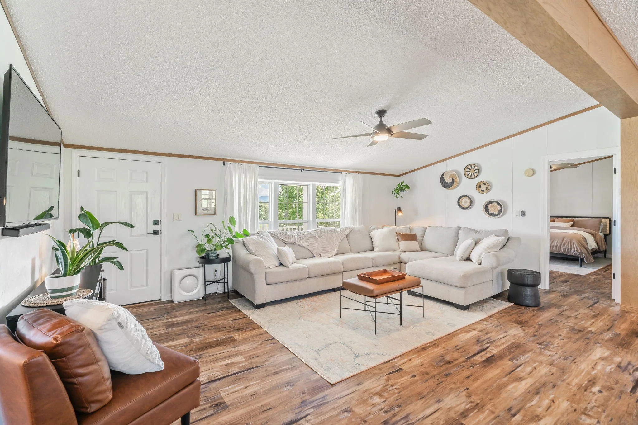 3 bedrooom private cabin in the Smoky Mountains with a hot tub and fire pit.