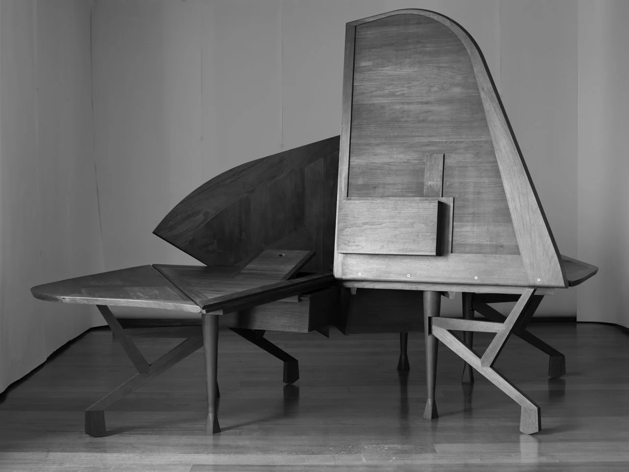 INÉS-TABLE (1993), DE ENRIC MIRALLES — Fundación de Arquitectura Frágil
