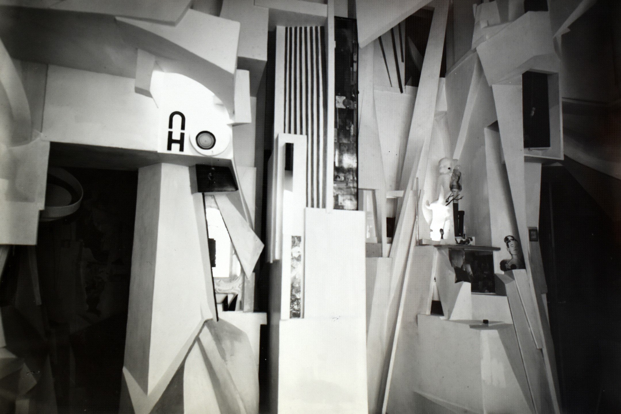 Kurt Schwitters, &quot;Merzbau (2)&quot;, de 1932. El registro de este proyecto es parte de la colecci&oacute;n de la Fundaci&oacute;n de Arquitectura Fr&aacute;gil.