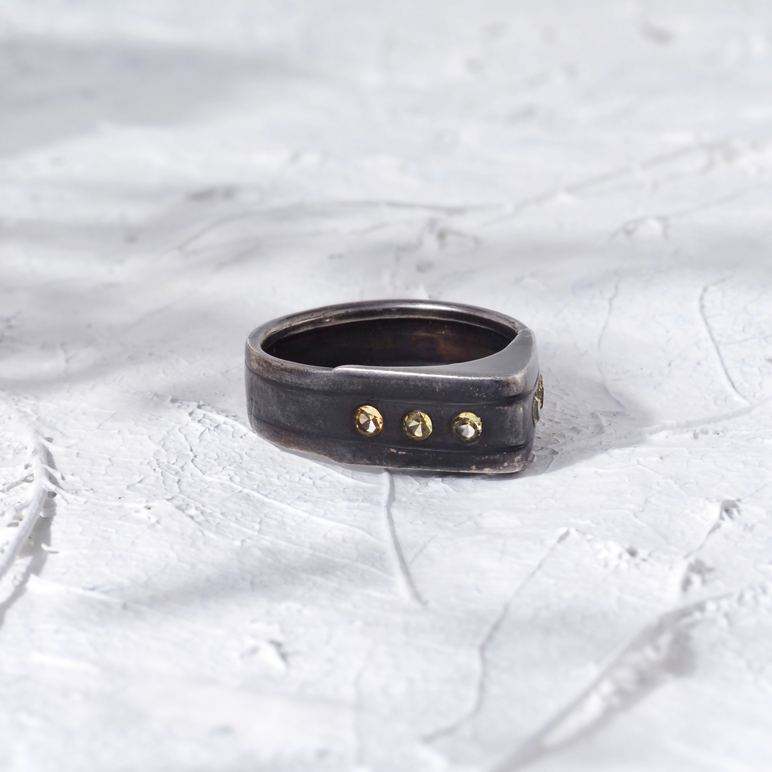 Mira Sapphire ring leaf 11.png