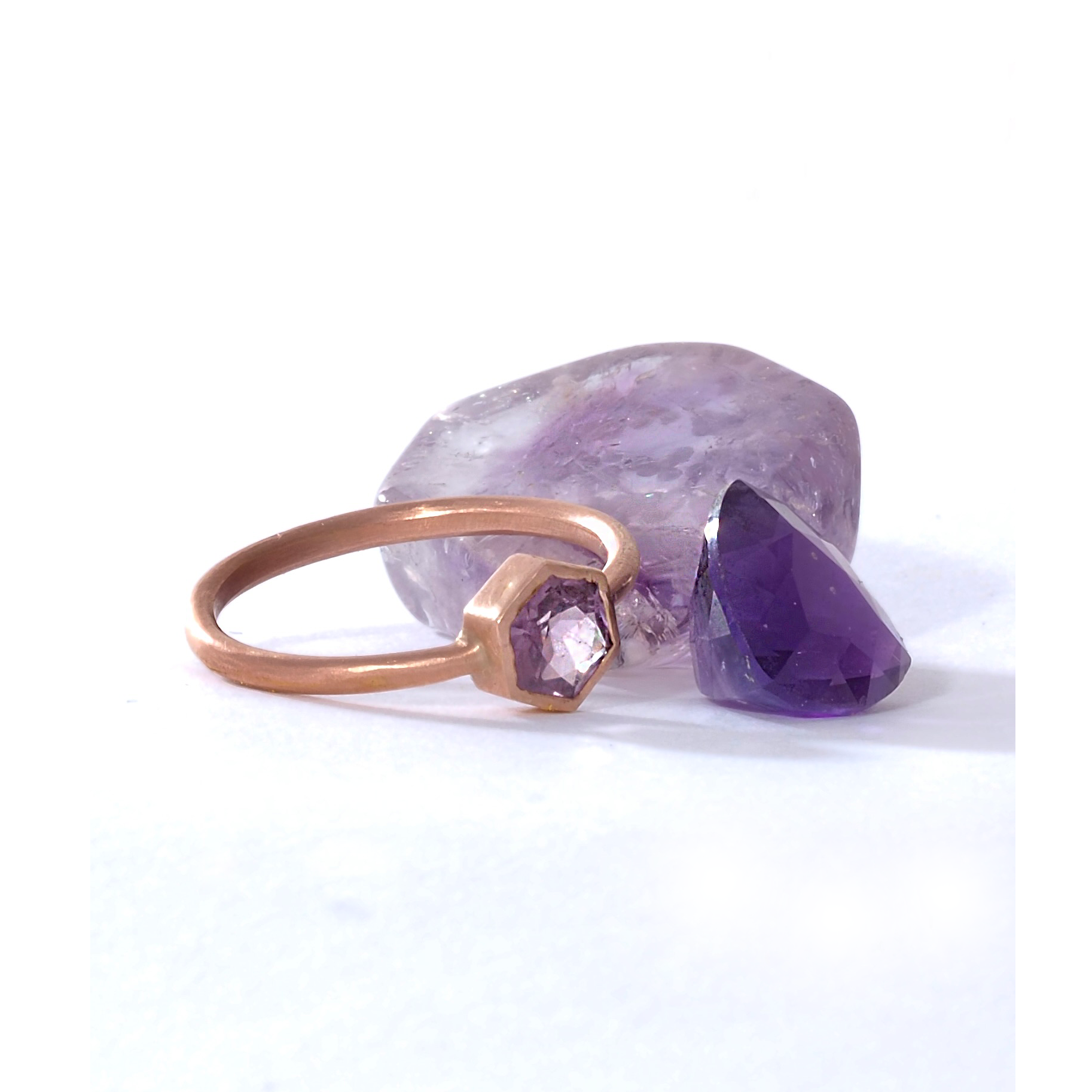 Hex spinel with amethysts tilted 11.png