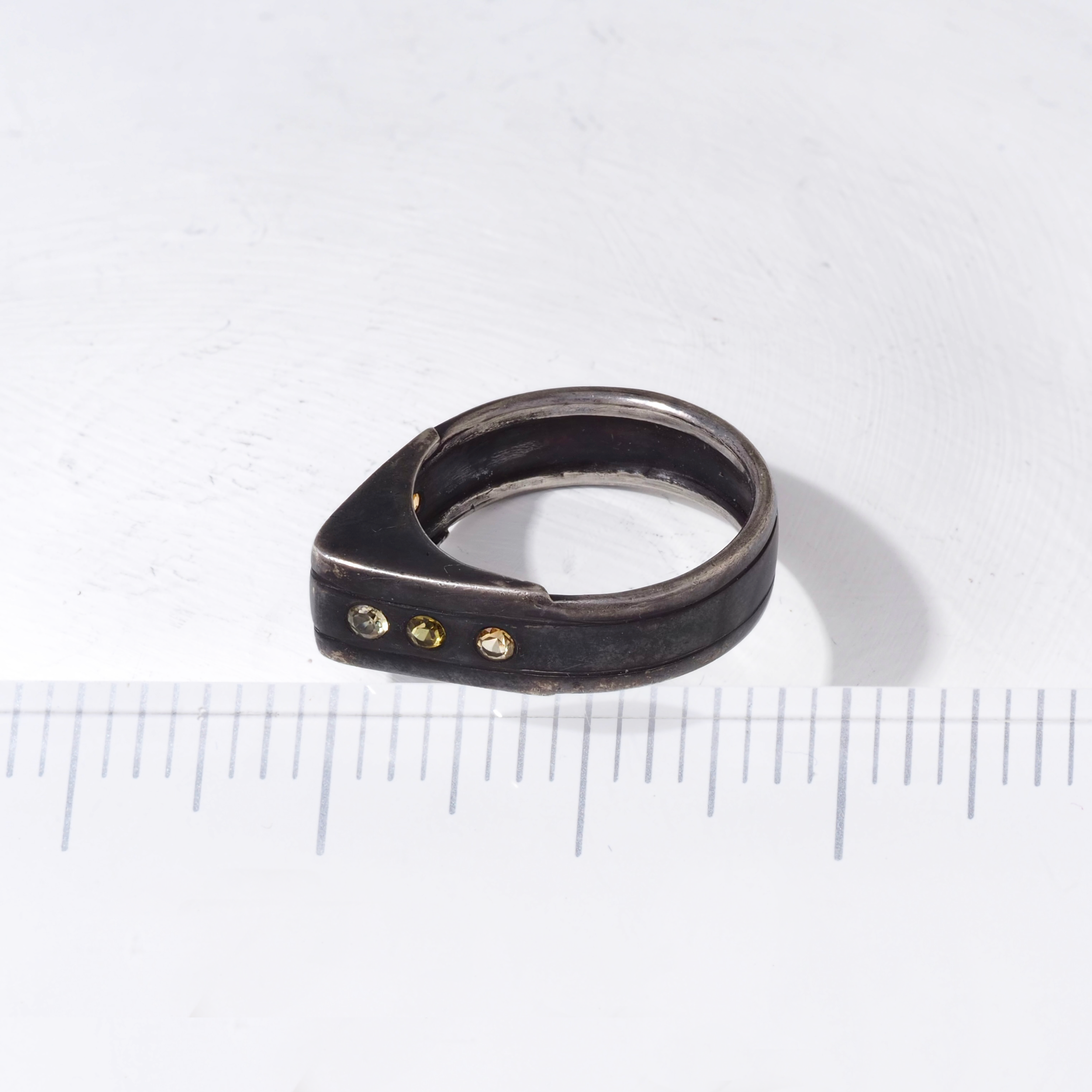 Mira sapphire ring measure side 11.png