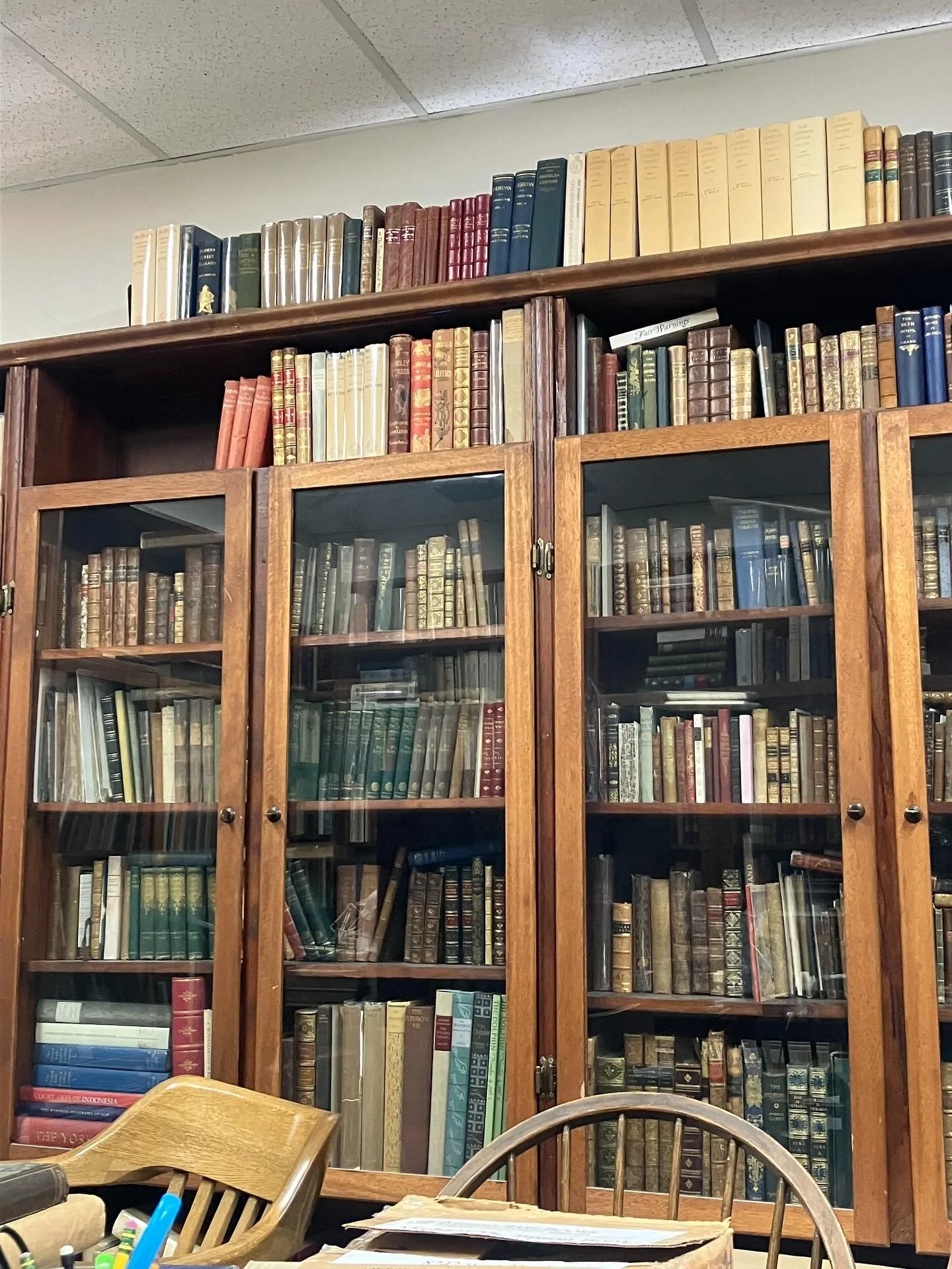 Spending time with friends and colleagues locally, and replenishing more than just our inventory. Deep appreciation to Carol for hosting us today at Michael Thompson Rare Books!

#rarebook #bookshopping #antiquarianbooks #womensbooks #thebestpartofth