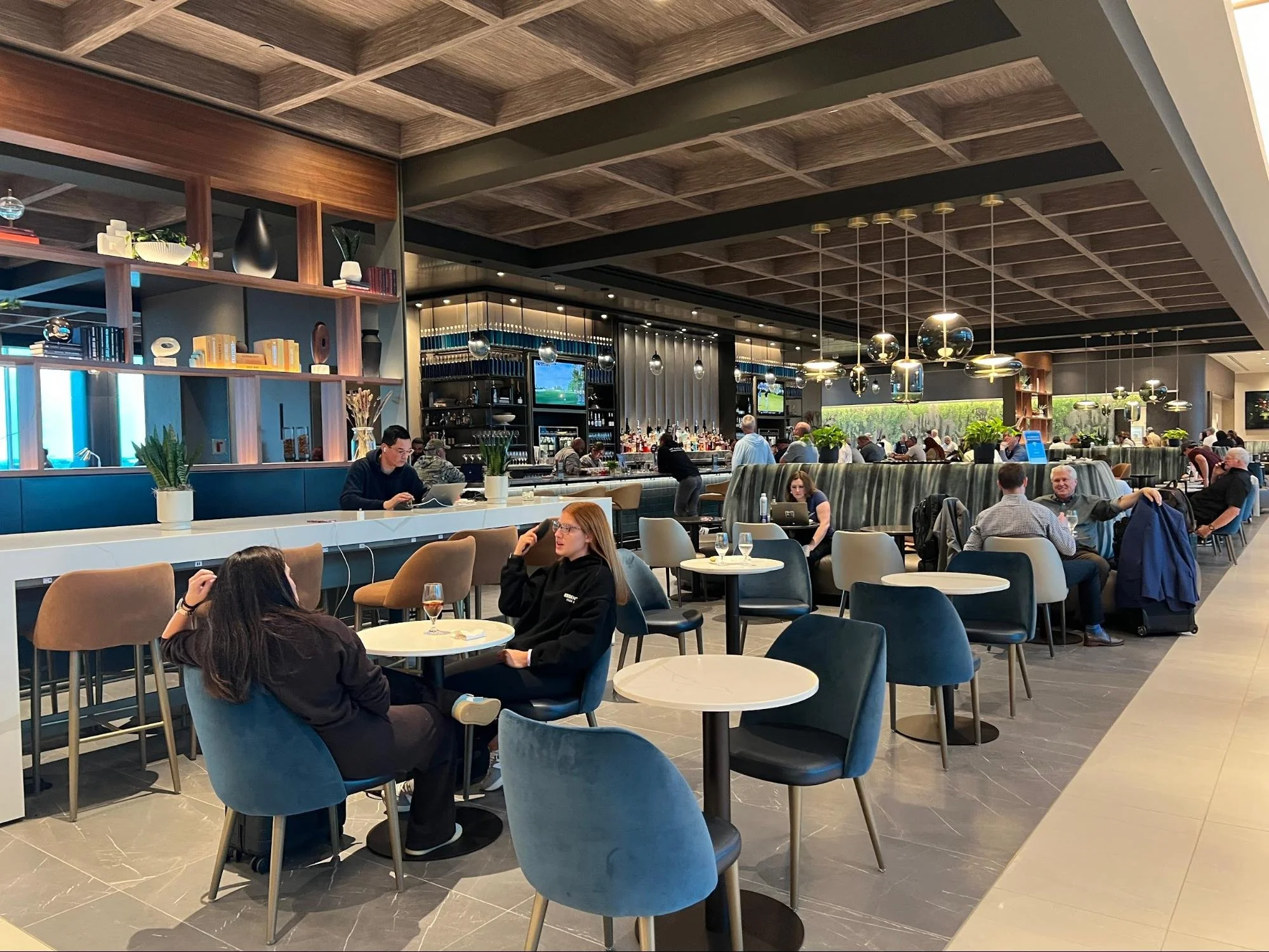 Delta’s Sleek and Brand New Sky Club in Atlanta