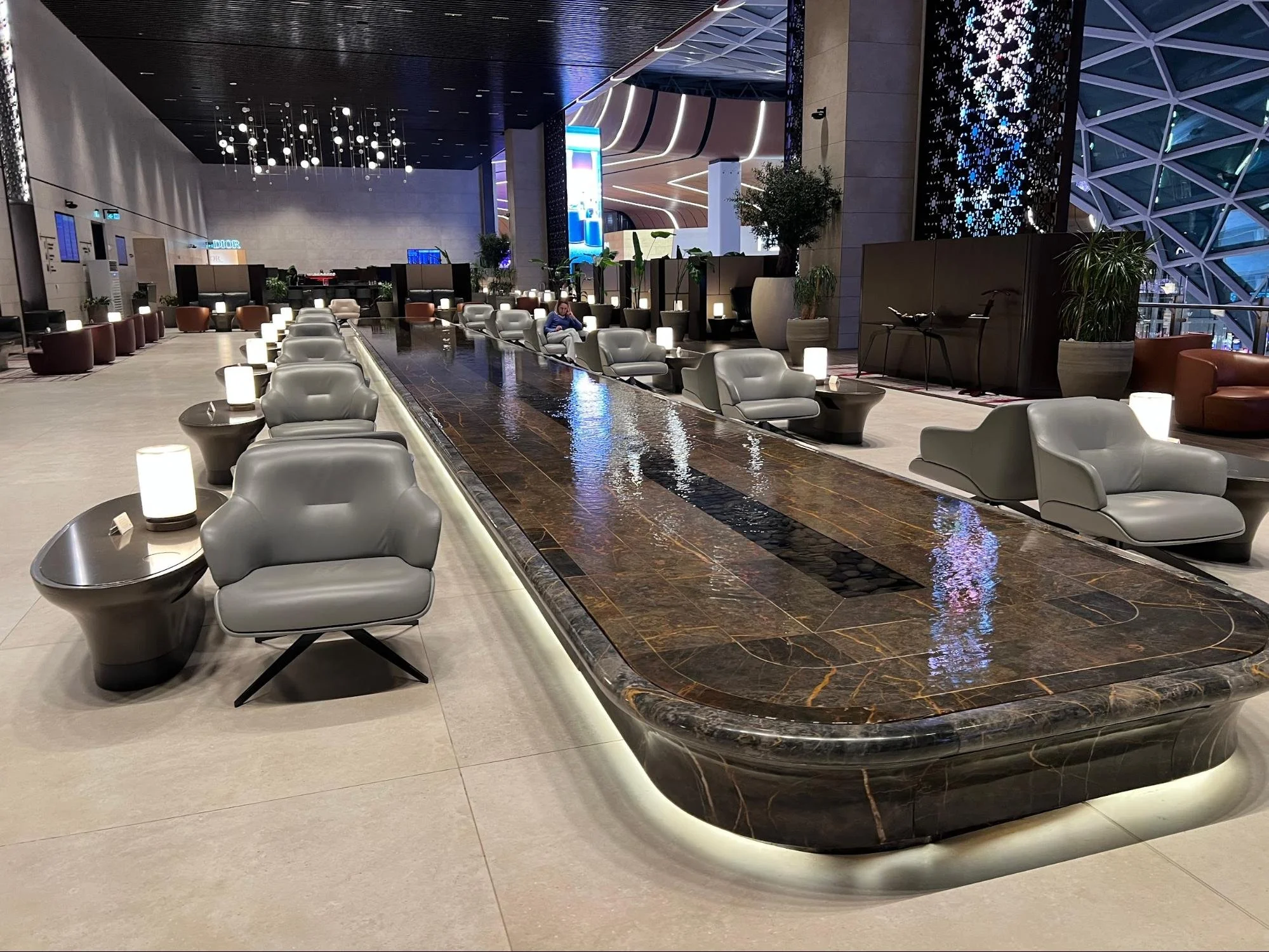 Business Class Luxury in a Lush Garden: Qatar Airways Al Mourjan Lounge North in Doha