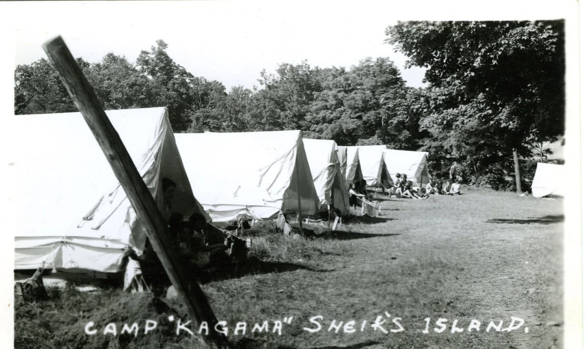 Everyone was housed in tents on Sheik's Island.  Tents were made of Egyptian cotton and not water-proof.