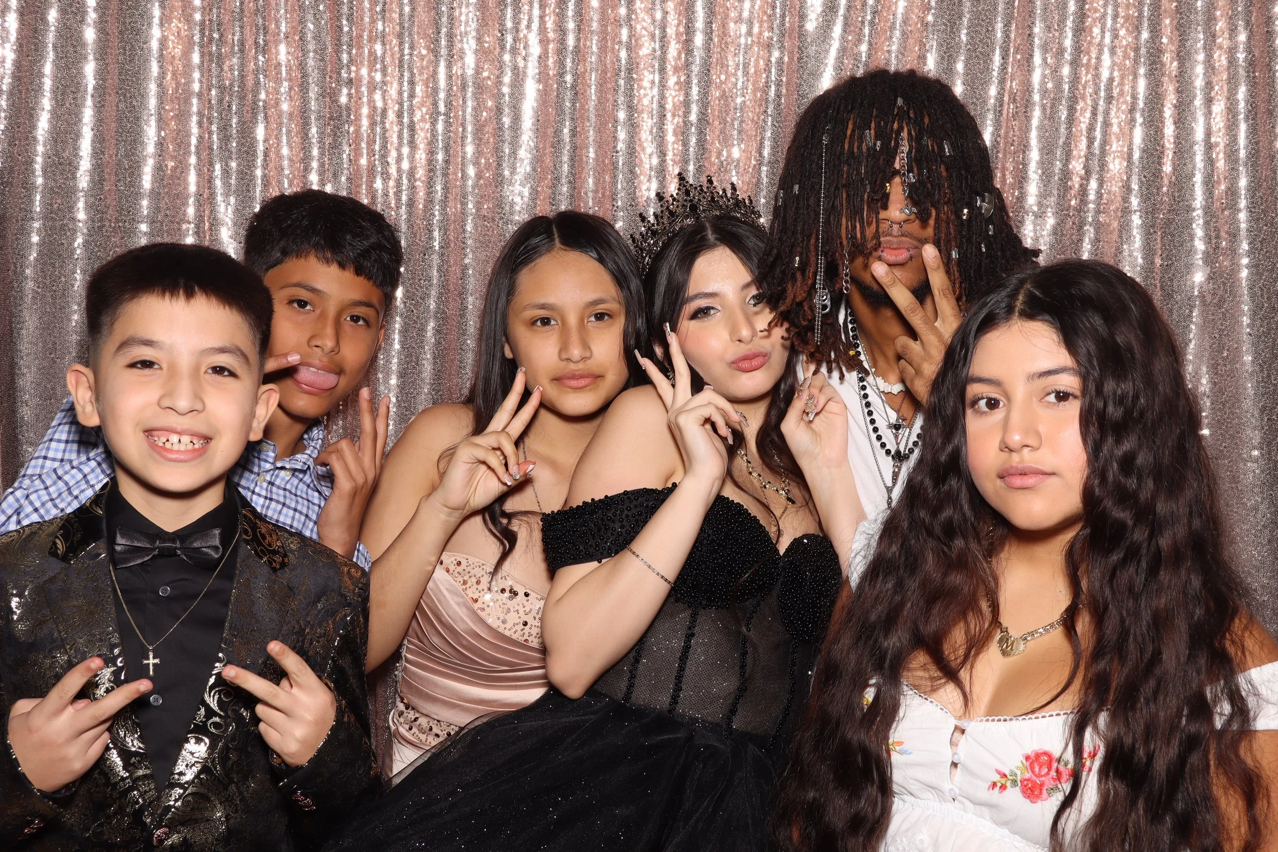 Kids and teens posing at quinceañera photo booth rental in Orlando, FL — D&amp;L Photobooths