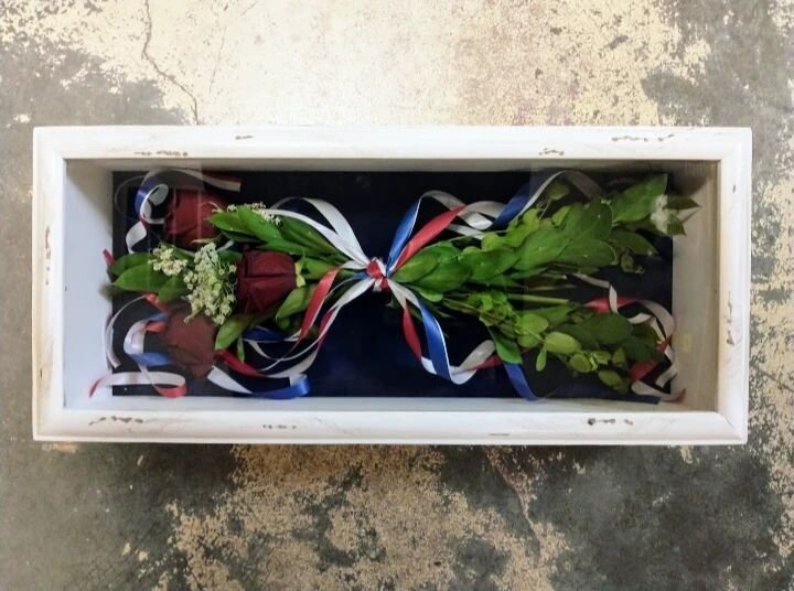 Proud to be an American 🇺🇲
&hearts;️🤍💙 Hope you had a great Independence Day! 

#happyfourth #independenceday #patriotic #fallenhero #soldier #memorialflowers #memorial #roses #lifelongmemories #specialkeepsake
#flowerpreservation #NCartist
#fyp 