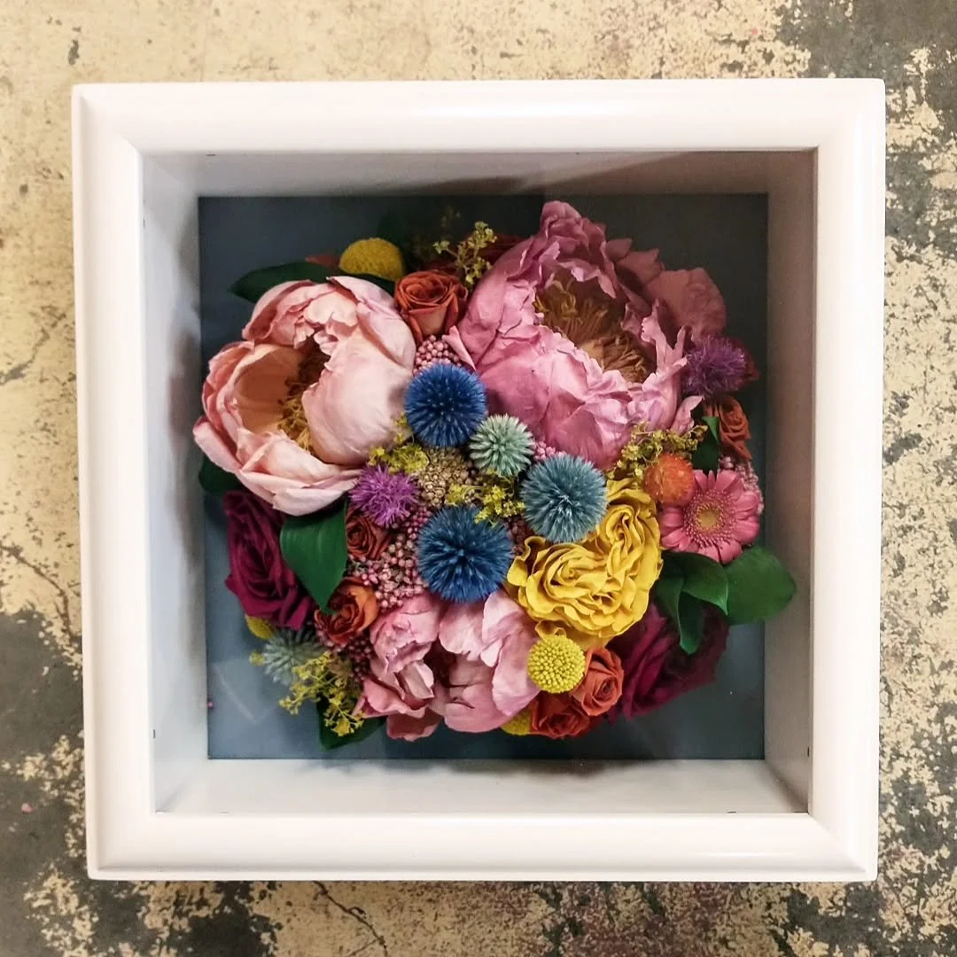 Throwback to this summer wedding bouquet that @violetgracefloral reminded me of! 

Her weekly coffee shop bouqs are so inspiring and well-arranged with the cutest, most fun seasonal flowers. 

I have some insider info that some of her bouqs will have