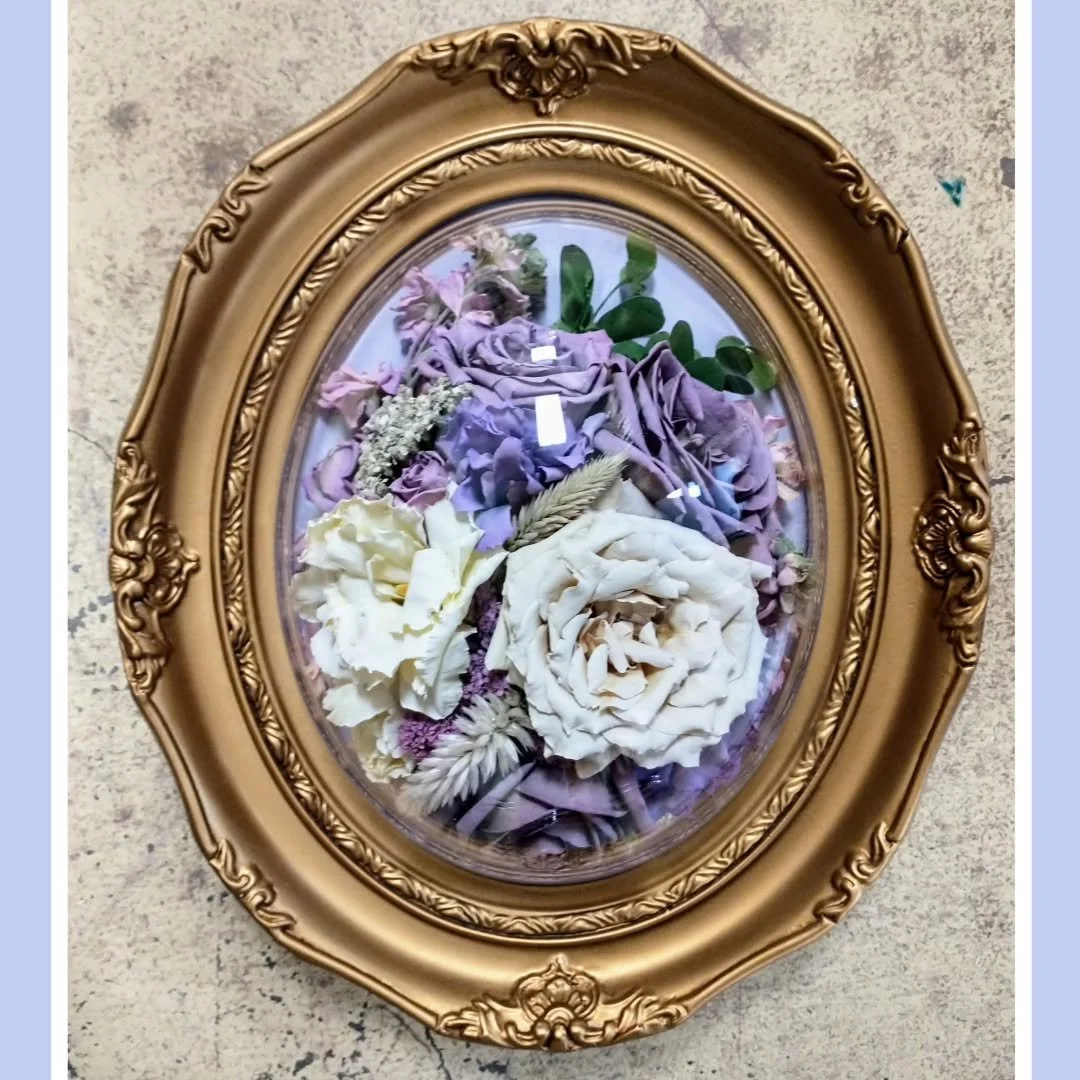 ✨ Still loving these oval frames! That texture and detail surrounding the beautiful flowers is like a grandiose Queen in a fur coat giving your flowers a hug 👸💓
