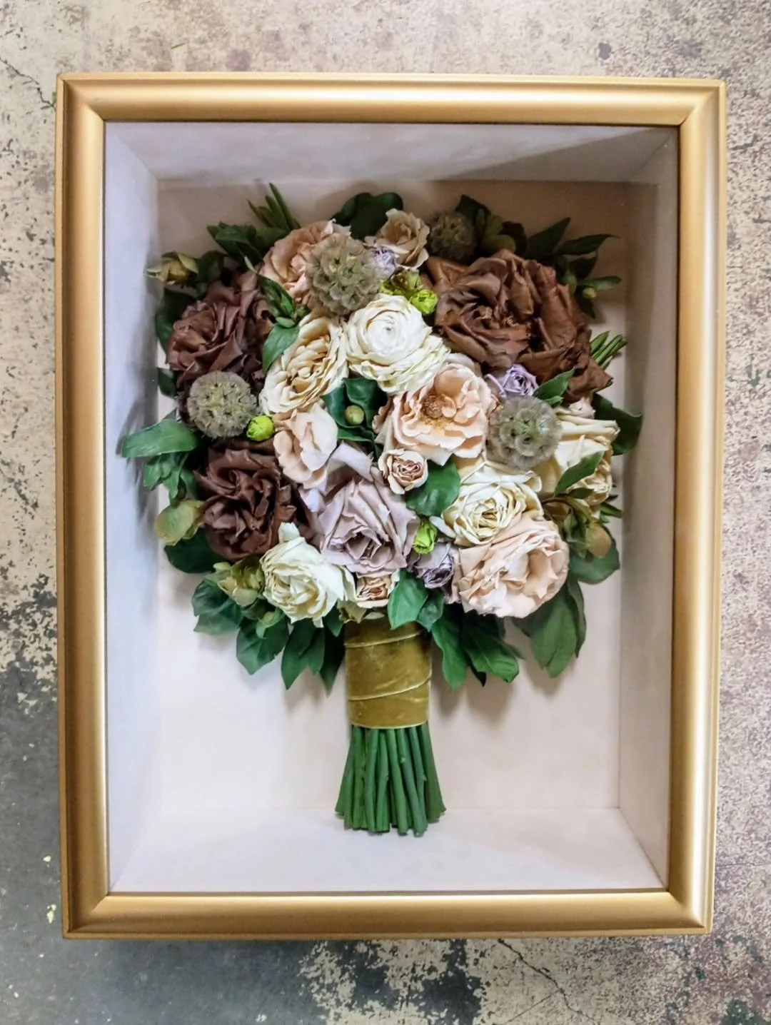 π Toffee roses are one of the most difficult flowers to color correct, but we've nailed the process! π΅οΈ
π Looking for a flower preservation artist you can trust? 
With 5+ years of experience & trained by artists 30y in the business, you can r