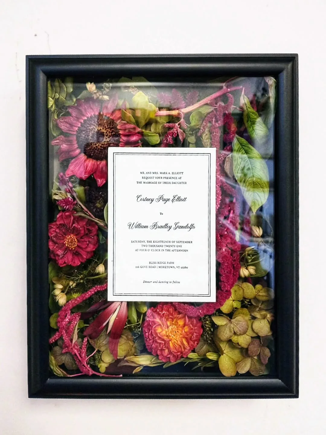 π Don't you love an artsy, modern take on a piece?
This one was so different than the typical sunflower/ distressed frame look & we're LOVING ITTT!! 
π₯There's still PLENTY of availability if you're interested in having your bouquet preserved