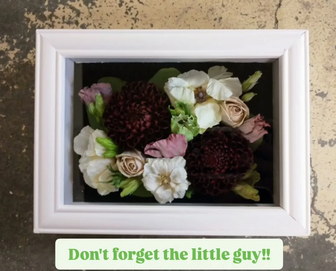 π¦ Looking for the perfect "Thank you" gift?!
Why not have an irreplaceable, unique, and personal one done to go with your piece while you're at it? 
Nothing says "You mean the world to me" like an art piece made of your flowers