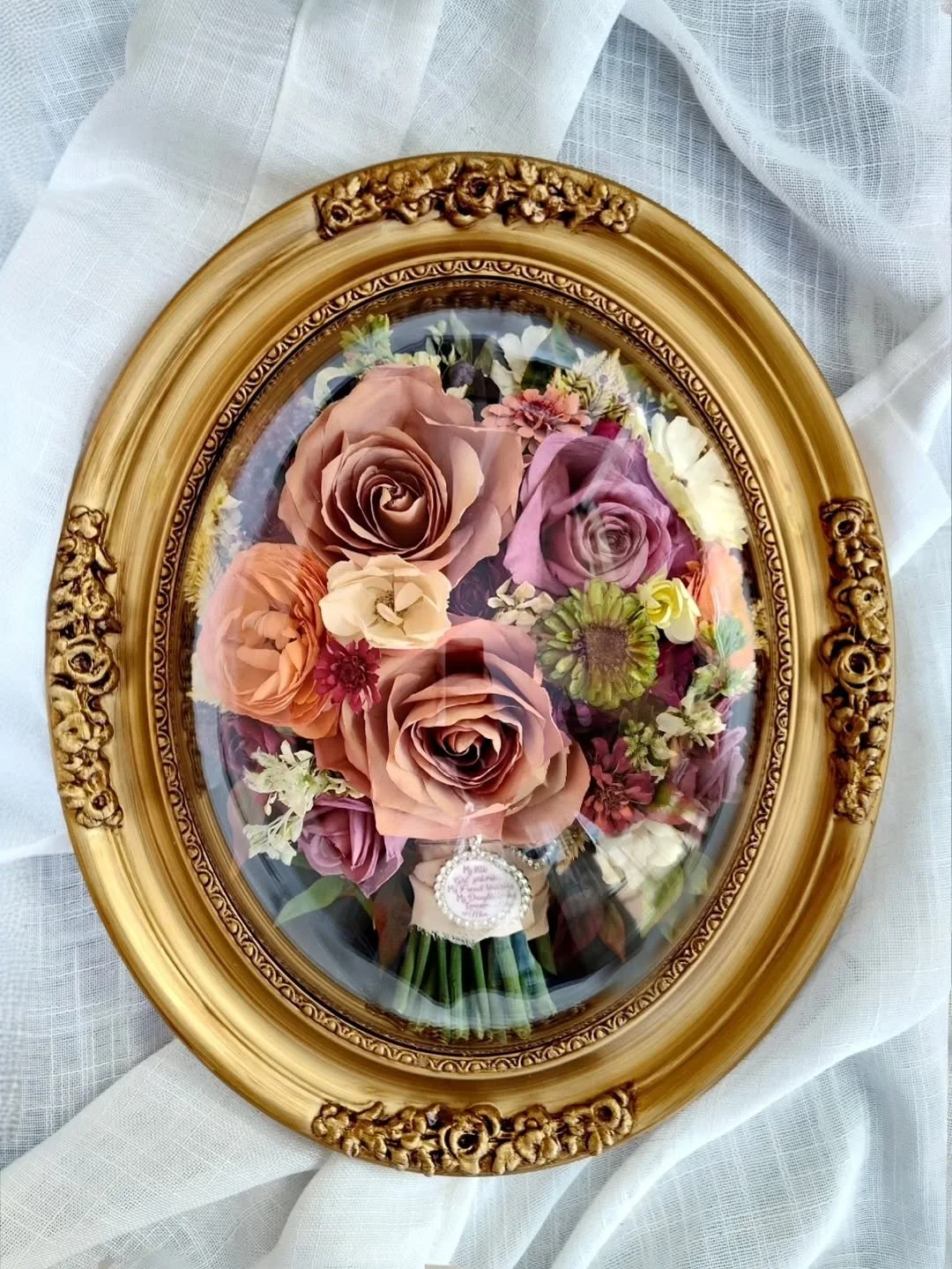 This one's for Tracey 🌼 

The black mat makes those flowers really POP! 

Thinking about your future wedding and 💓 this frame? 
Don't be shy to shoot us a message!