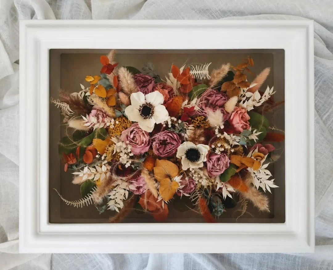 🙉 Handing over this beloved piece is SO difficult!! 

The talented and very special ✨ Marsha @Mews Designs ✨ made this bouquet and BOY can you tell because it is so cutesy and different. This will take over as a favorite of mine for a while!!

I can