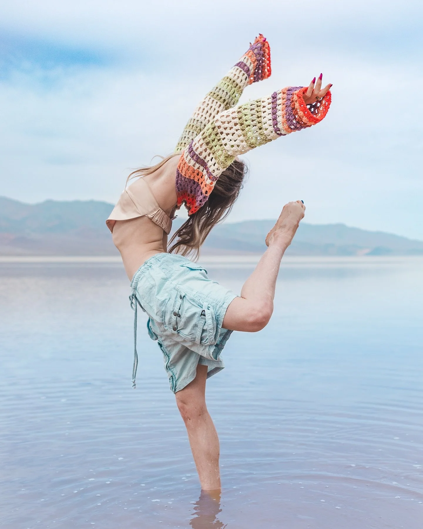 About this time last year, one of my best friends @shira_shares and I took a road trip to Death Valley. These are some of my favorite unshared photos from our (pretty much) unplanned trip. For the full story and more photos, check out the blog post o