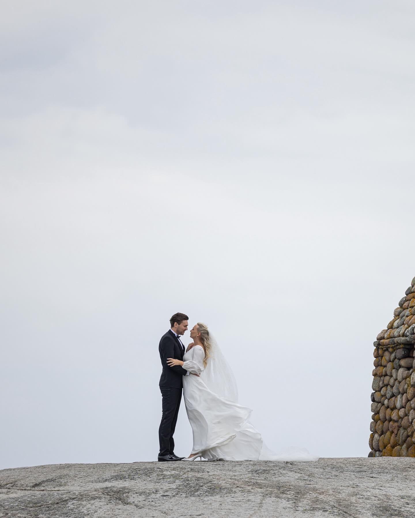 Taken by the wind🌬️💍
Kine&amp;Kristian

#weddingdress #weddingphotography #weddinginspiration #weddingphotographer #canoneosr5 #tj&oslash;me #verdensendetj&oslash;me