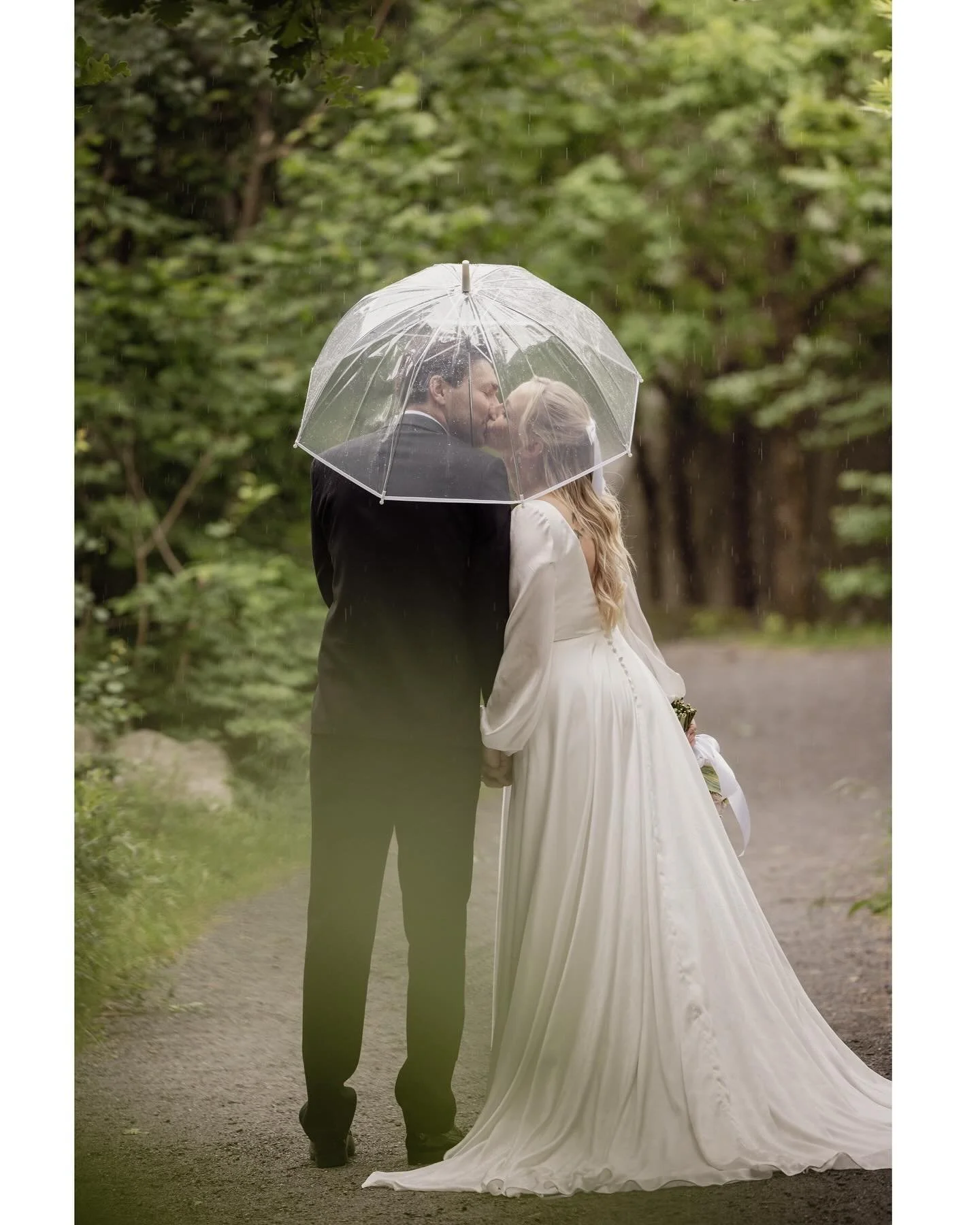 Skal du, eller kjenner du noen som skal gifte seg i 2025?💍 Da vil jeg gjerne meddele at jeg tilbyr 25% rabatt p&aring; alle mine bryllupspakker dersom dere booker innen 1. januar!