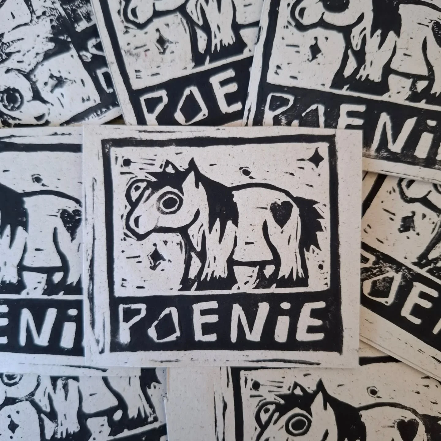 ✨️God Save The Poenie✨️

Nog niet helemaal zoals ik deze print hebben wil, maar boy heb ik n plezier in het leren van deze toffe techniek. 

Live Laugh Lino❤️🐎

#linoprint #illustration #linoprinting