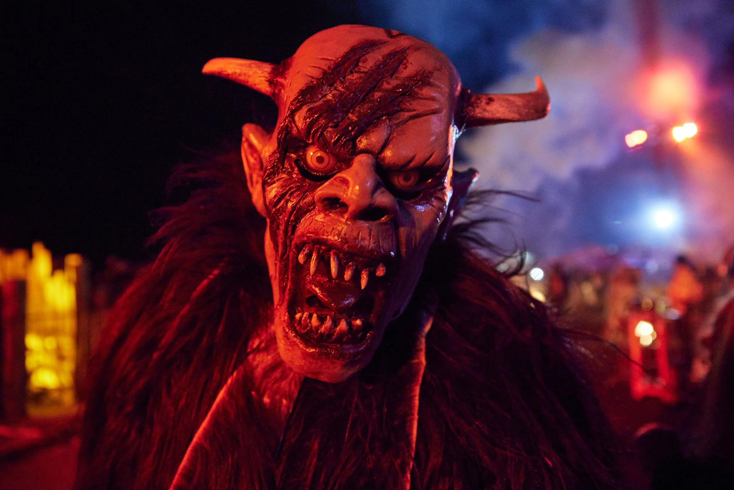 menacing-krampus-mask-at-a-dark-outdoor-celebratio-2026-03-18-07-04-40-utc.jpg