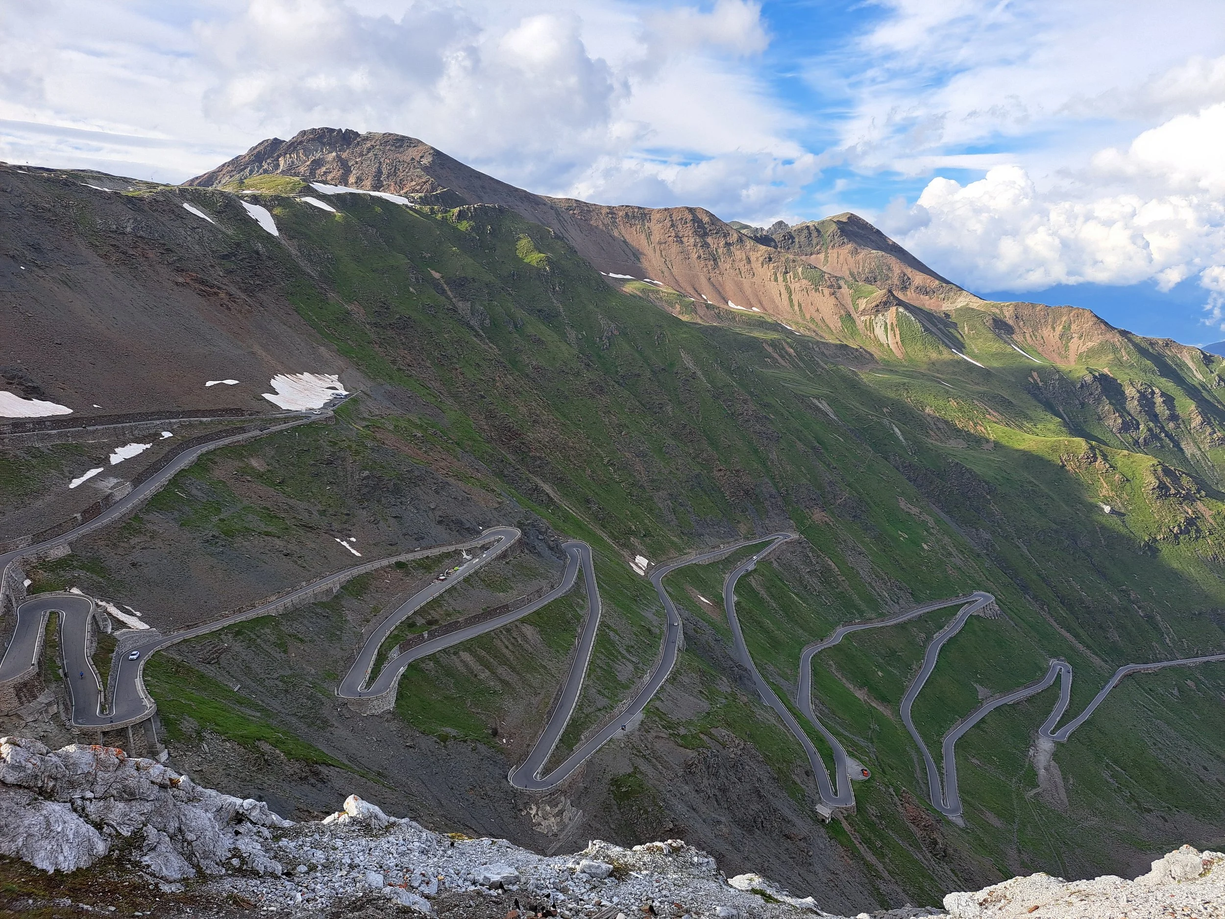 Passo dello Stelvio – legendárny alpský priesmyk v Taliansku, známy jednou z najvyššie položených a najkľukatejších ciest v Európe