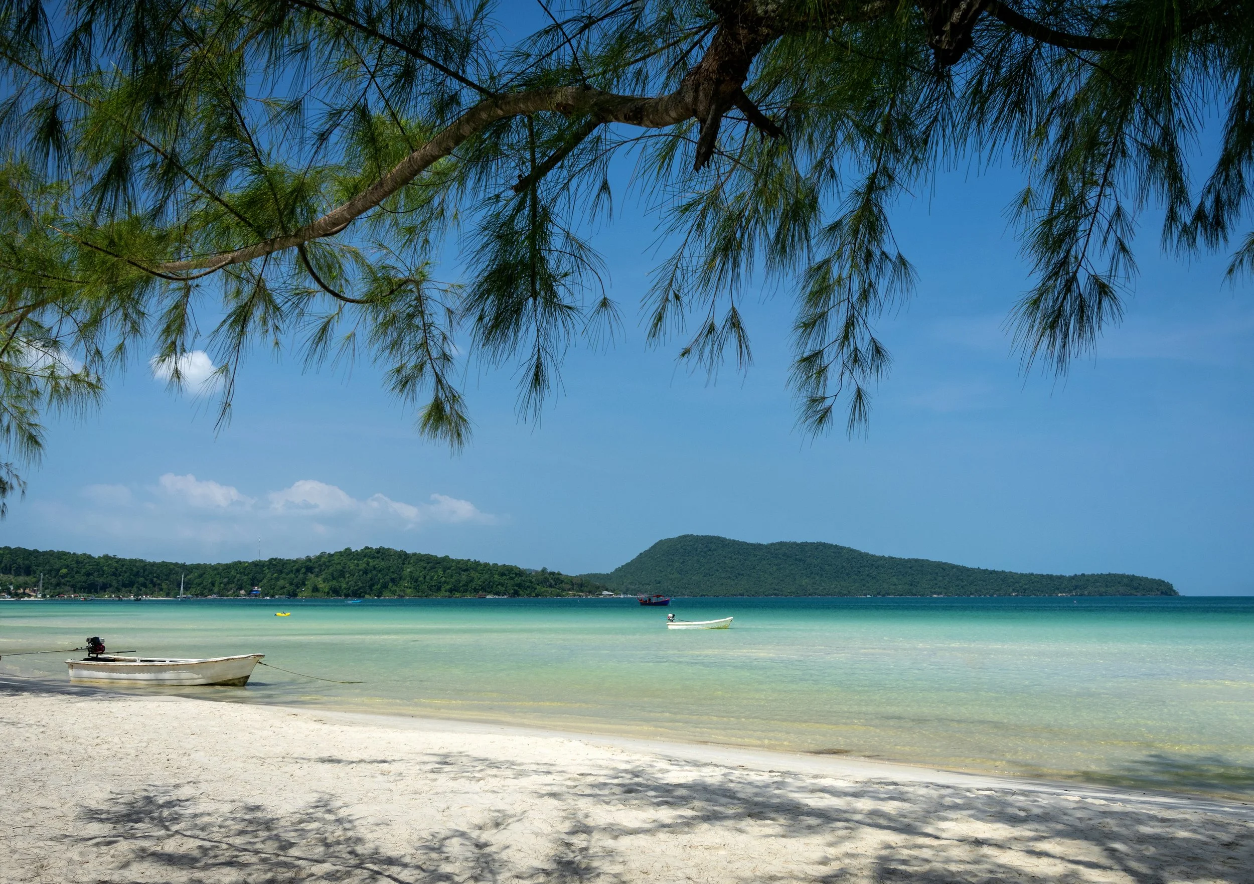 Biela piesočnatá pláž Koh Rong Samloem, Kambodža. Najkrajšie miesta na kúpanie a oddych v juhovýchodnej Ázii.
