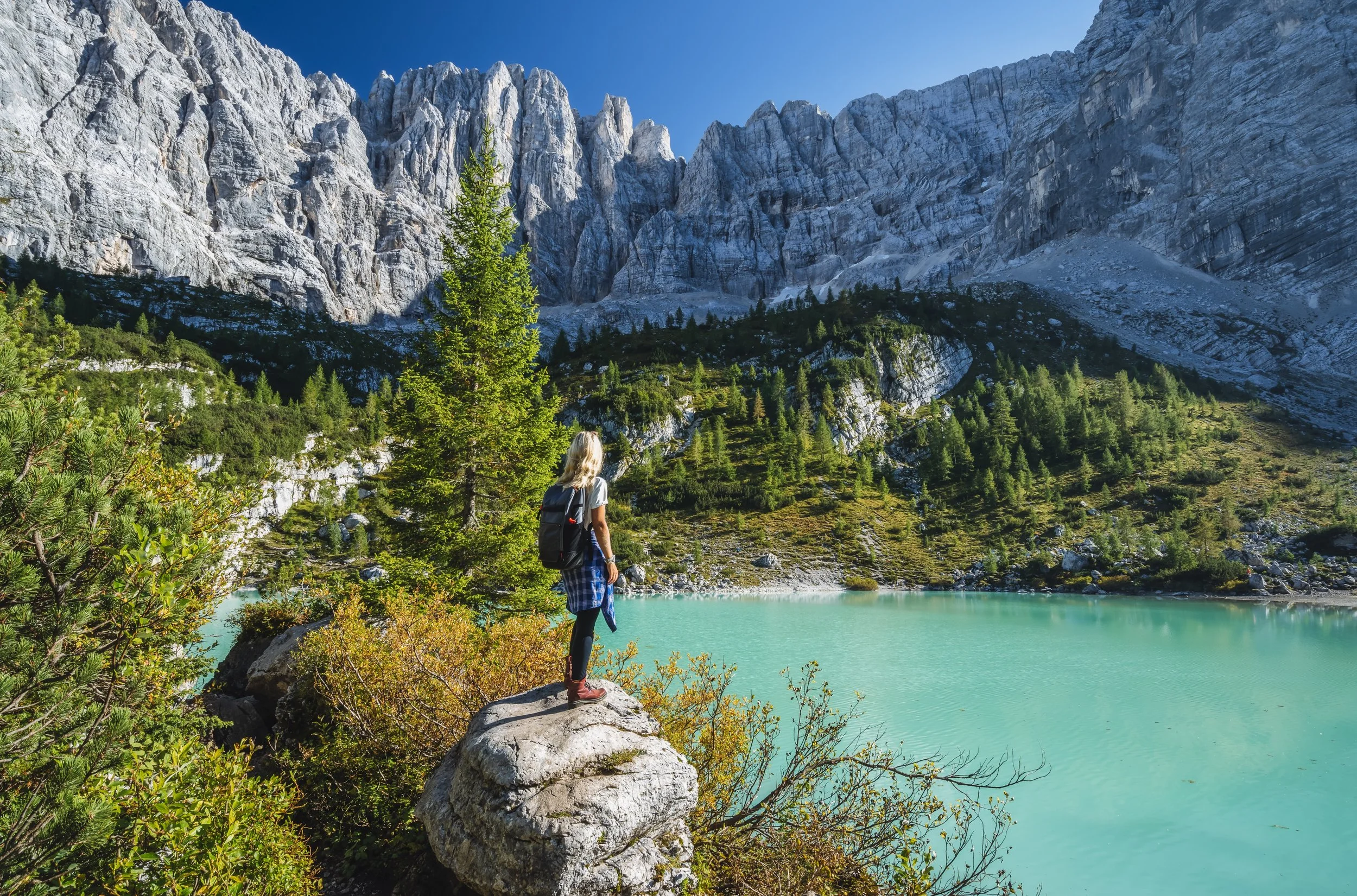 woman-hiker-enjozing-beautifulturquoise-mountain-s-2026-03-09-23-12-41-utc.jpg