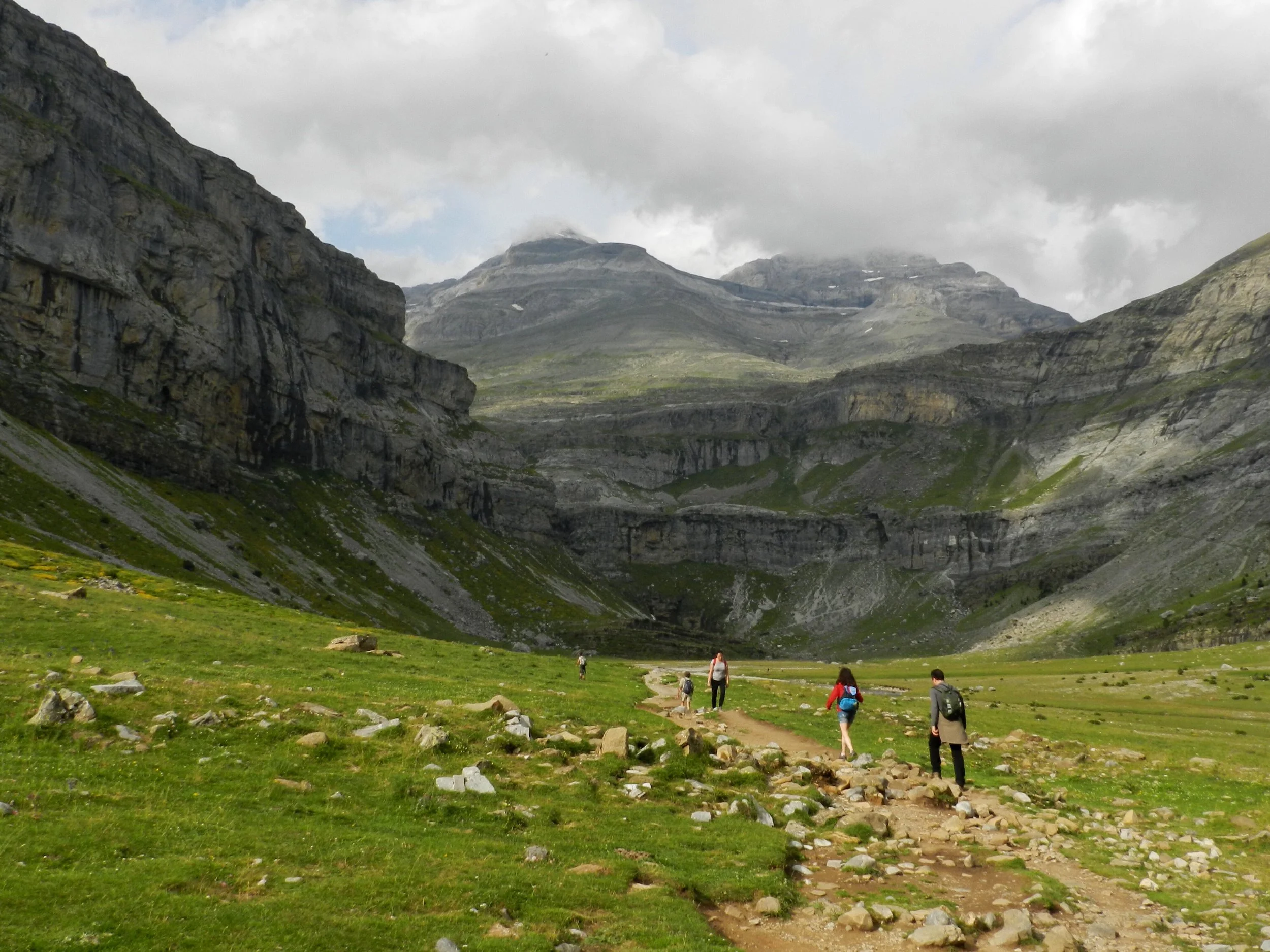 hikers-at-ordesa-spain-2026-01-06-09-02-44-utc.jpg