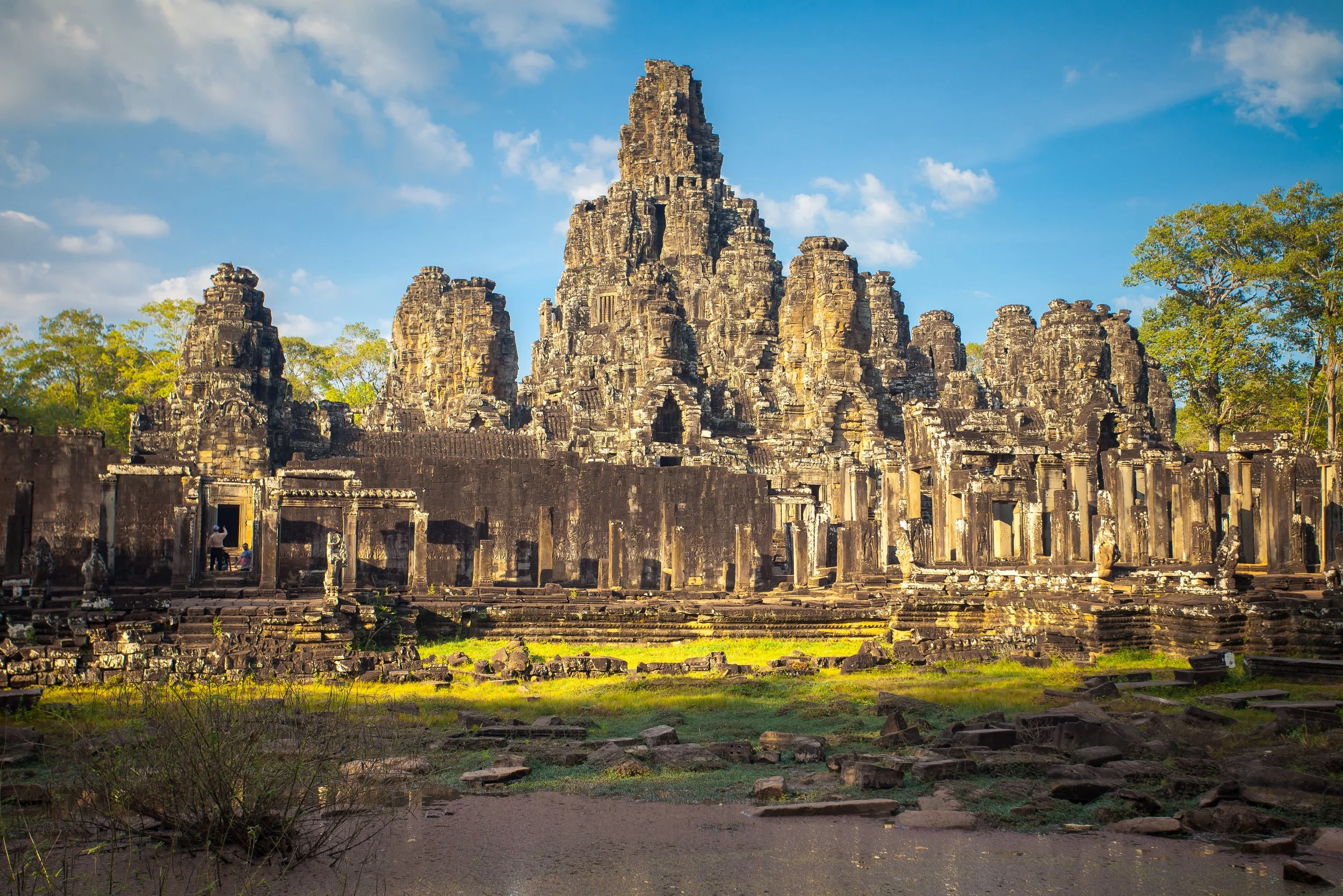 Budhistický chrám Bayon v Kambodži známy svojimi obrovskými kamennými tvárami. Fascinujúca architektúra v centre komplexu Angkor Thom.