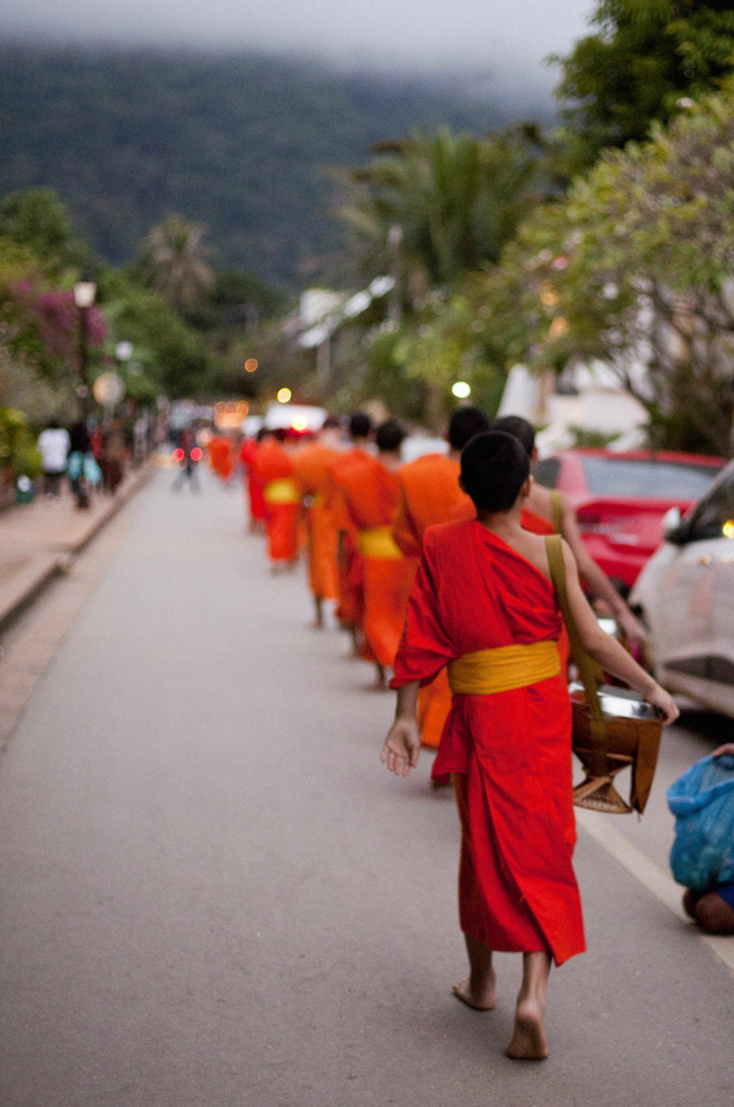 Budhistický rituál darovania ryže mníchom v Luang Prabang, Laos. Tradičná ranná procesia mníchov a autentický zážitok z cesty.