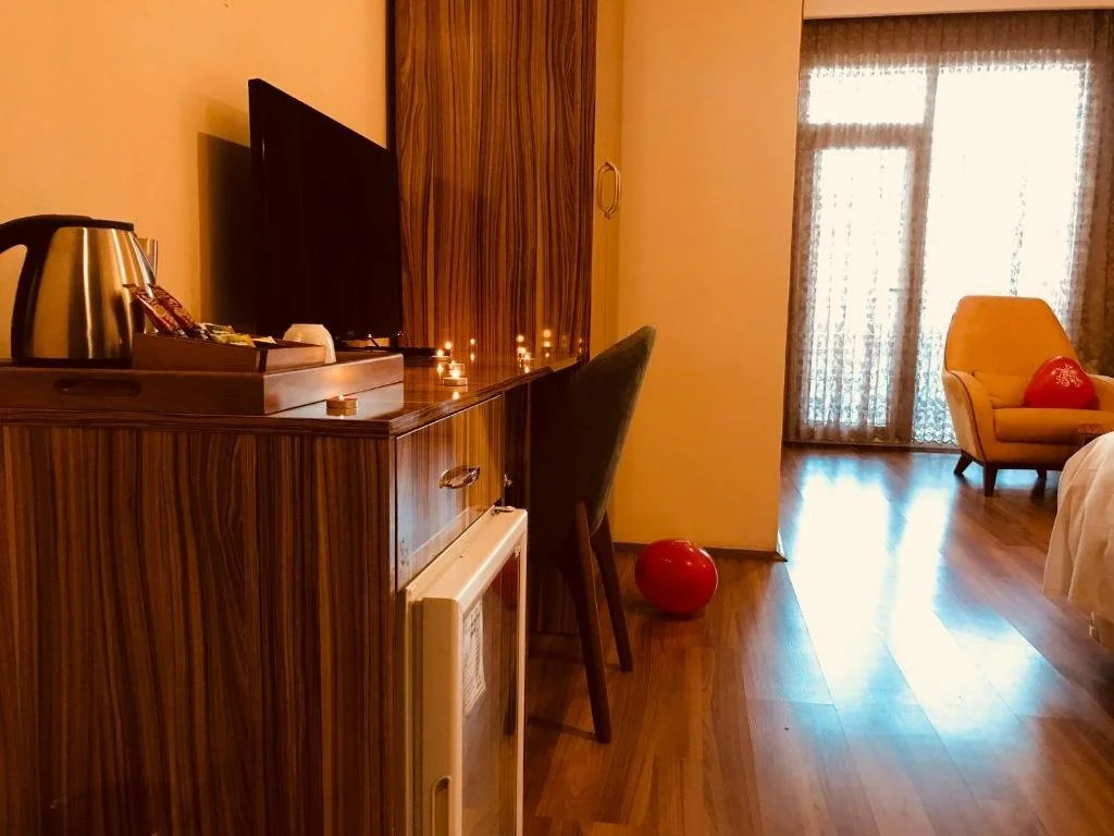 Ranná káva s výhľadom na majestátny Ararat priamo z okna vášho hotela. Nezabudnuteľná panoráma, ktorá vás bude sprevádzať počas celého pobytu.