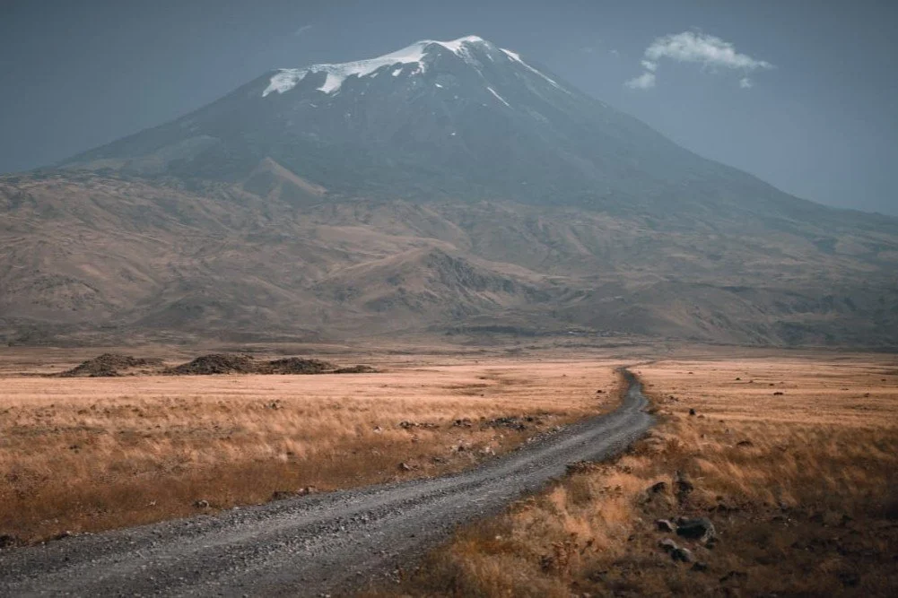 Zlatá hodinka pod Araratom. Pohľad z diaľky na siluetu hory počas západu slnka zachytáva magickú atmosféru tejto posvätnej oblasti.