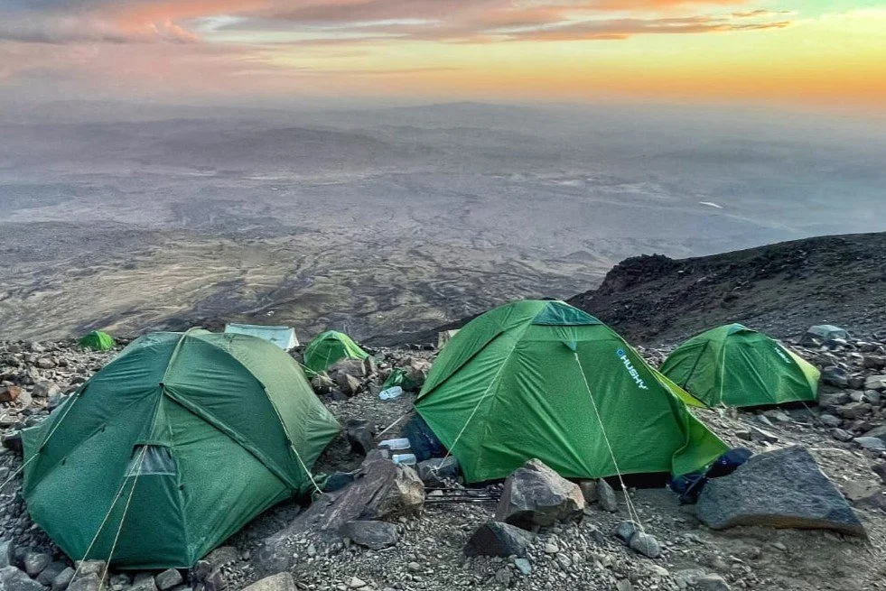 Stanové mestečko uprostred kamenistej pustiny slúži ako kľúčový bod pre aklimatizáciu turistov.