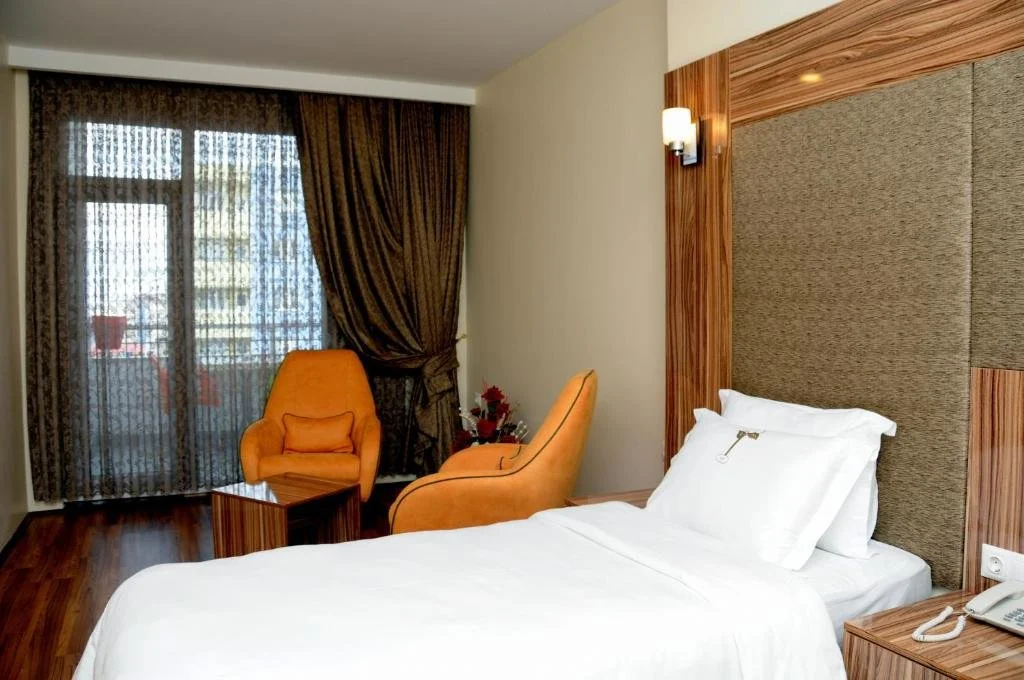 Moderný interiér s nádychom lokálnej kultúry. Náš partnerský hotel spĺňa tie najvyššie nároky na pohodlie každého cestovateľa a milovníka hôr.